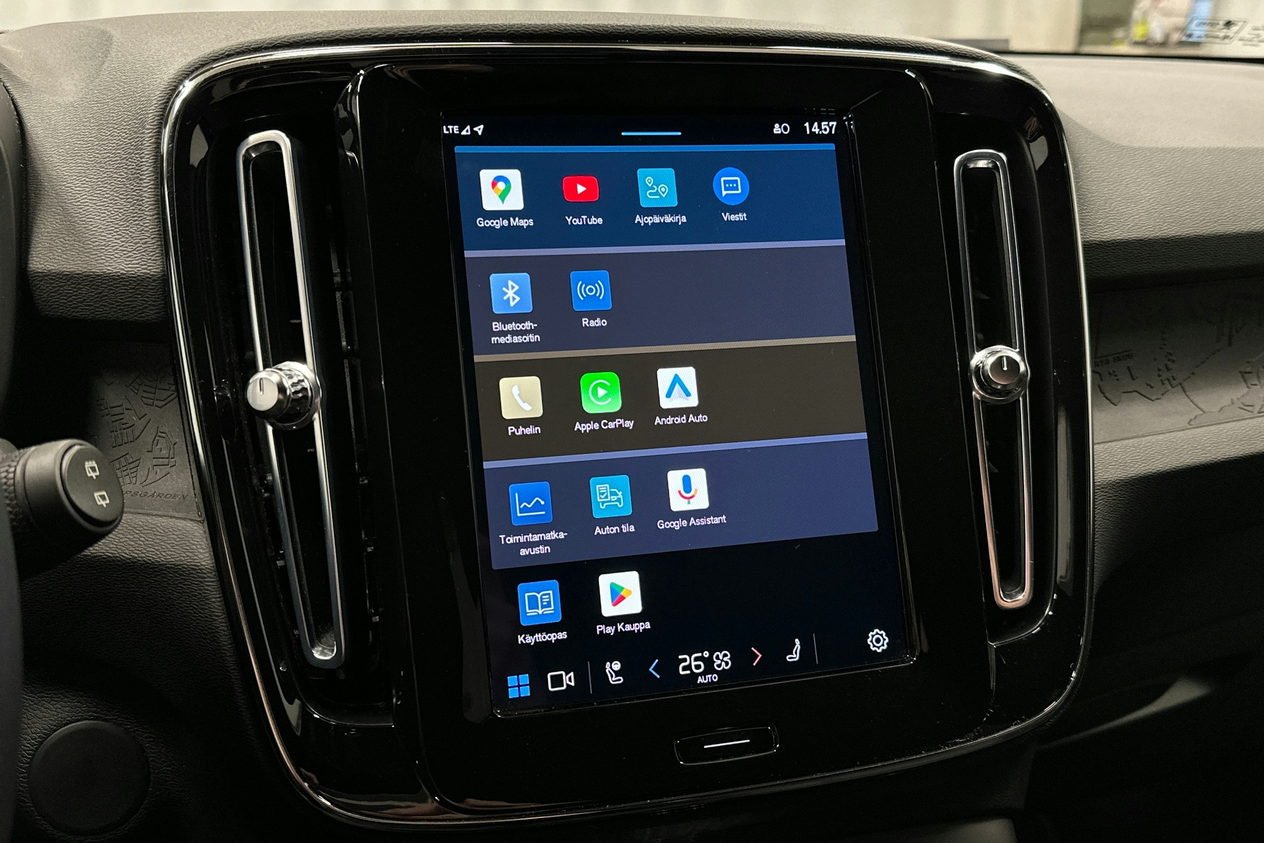 musta Volvo XC40 2022 kuva 24.