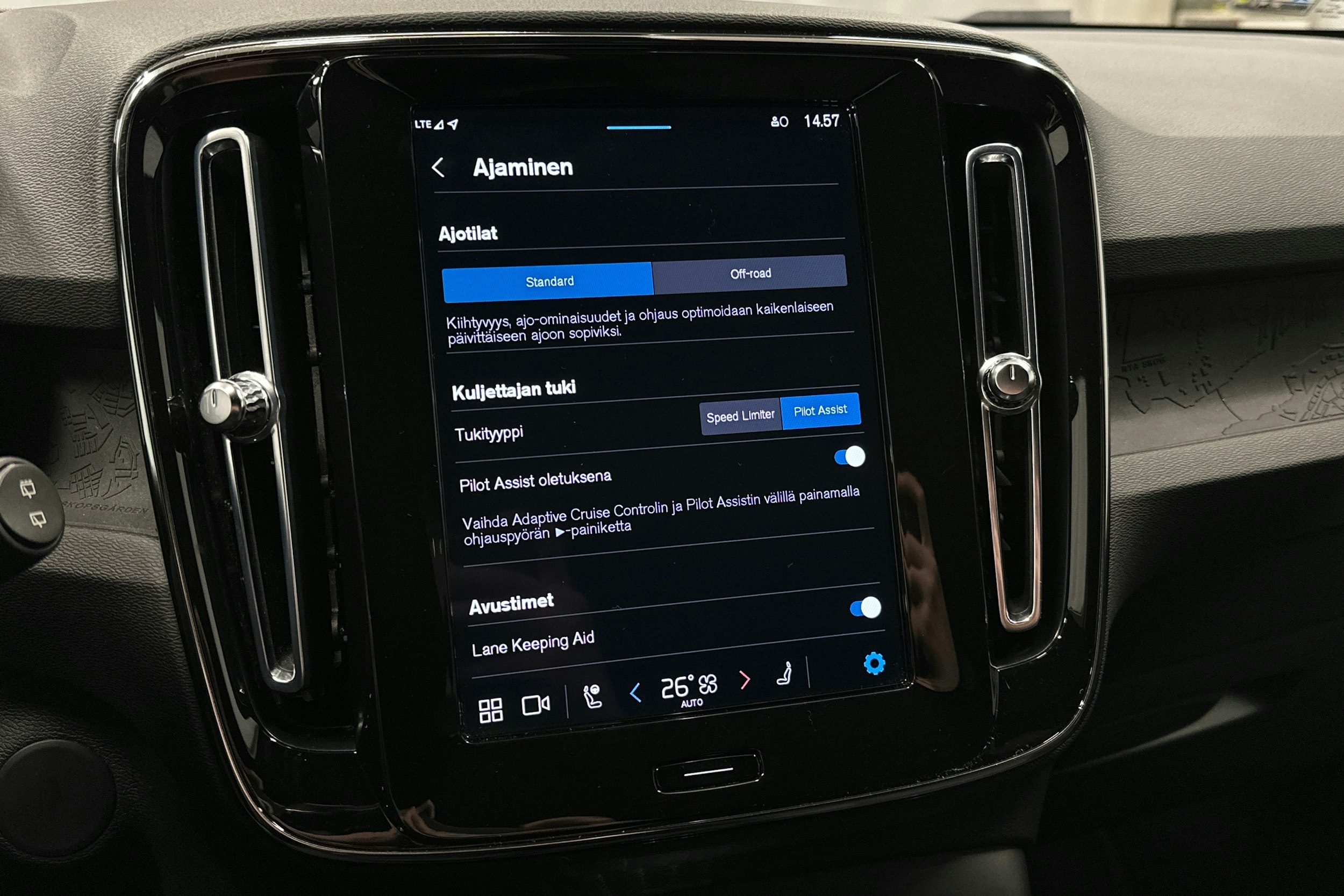 musta Volvo XC40 2022 kuva 26.