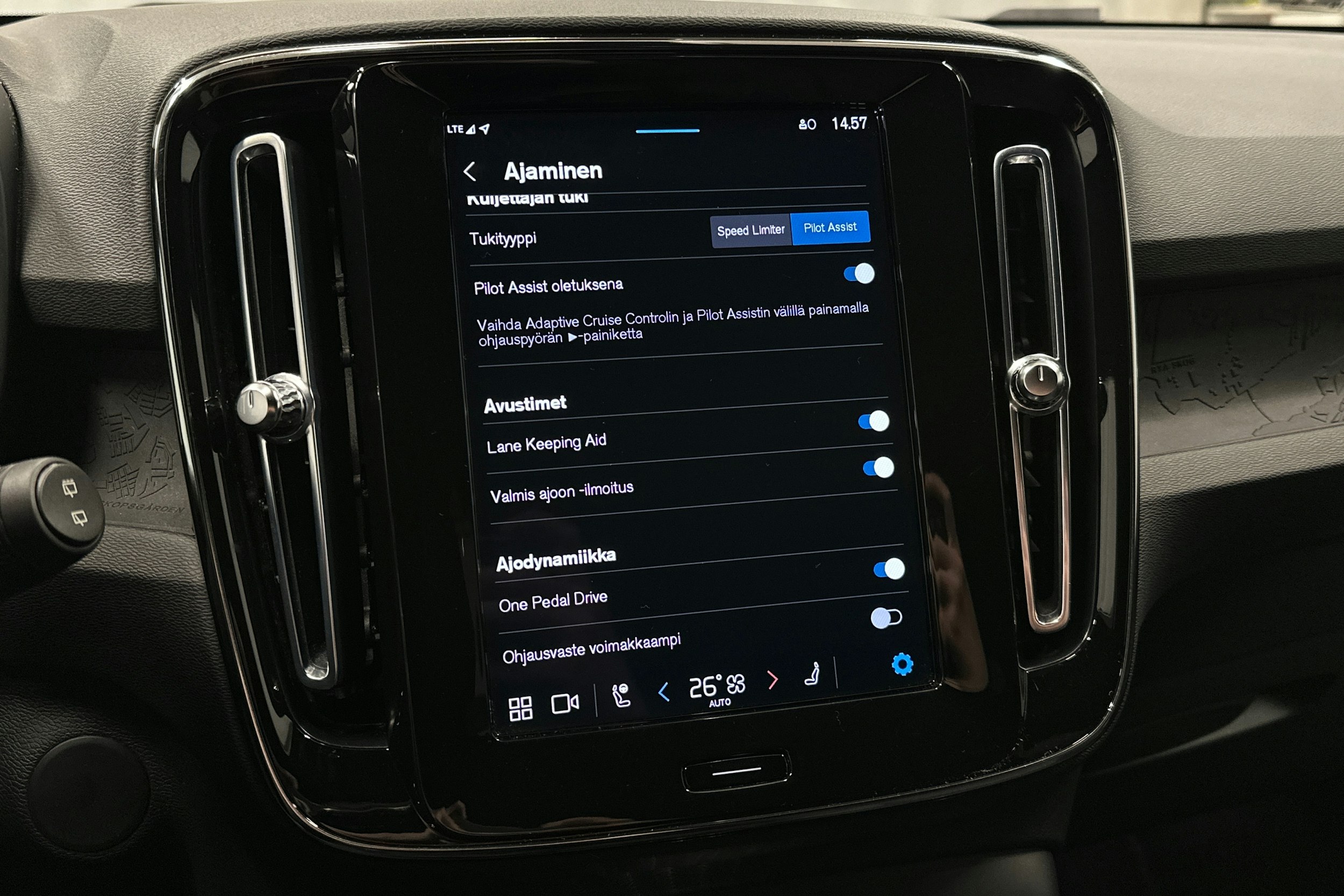 musta Volvo XC40 2022 kuva 27.