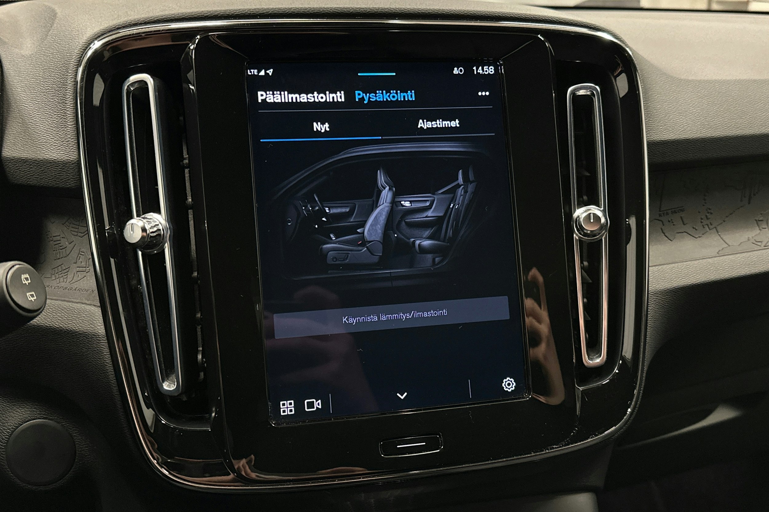 musta Volvo XC40 2022 kuva 28.