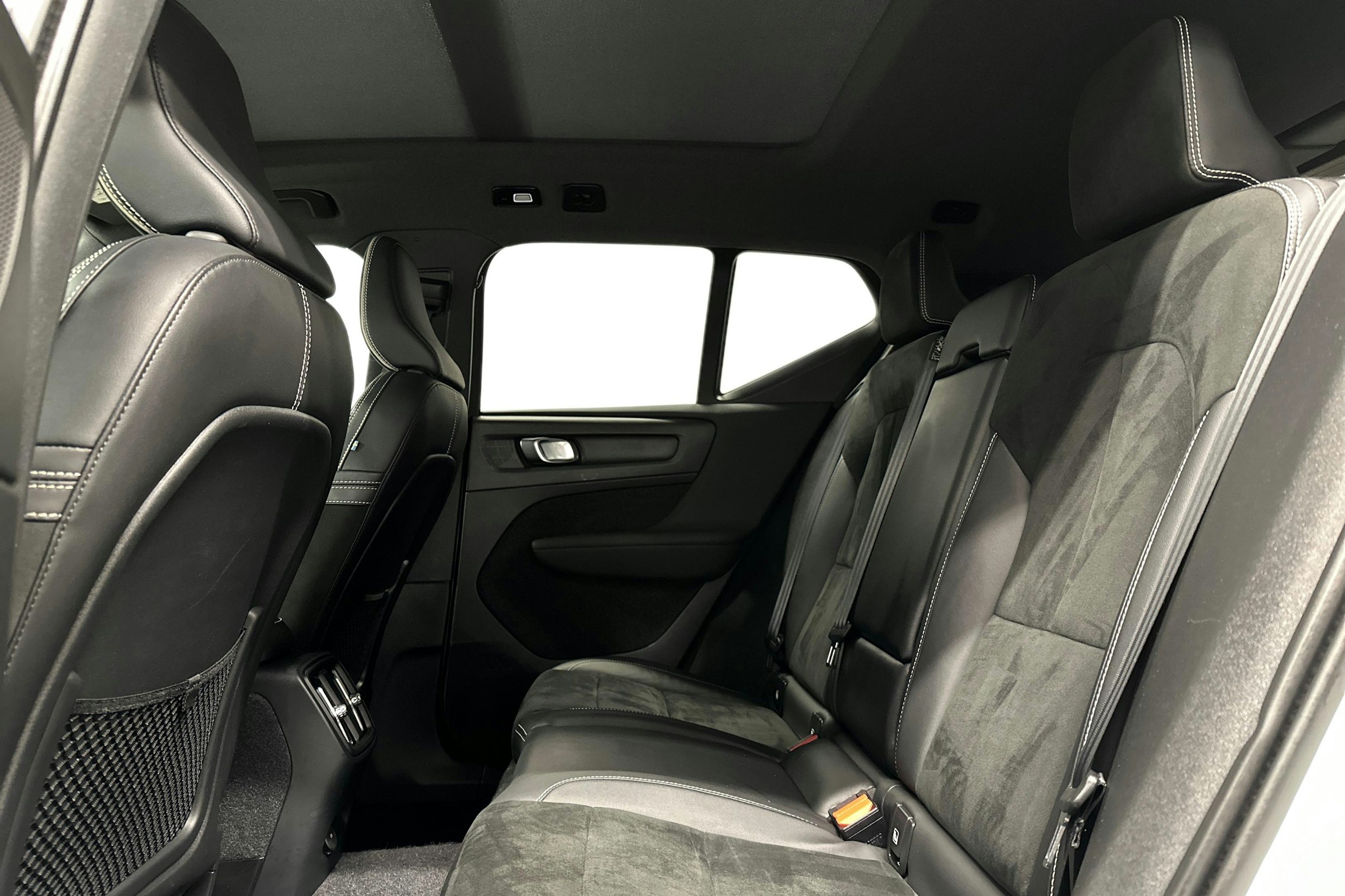 valkoinen Volvo XC40 2022 kuva 8.