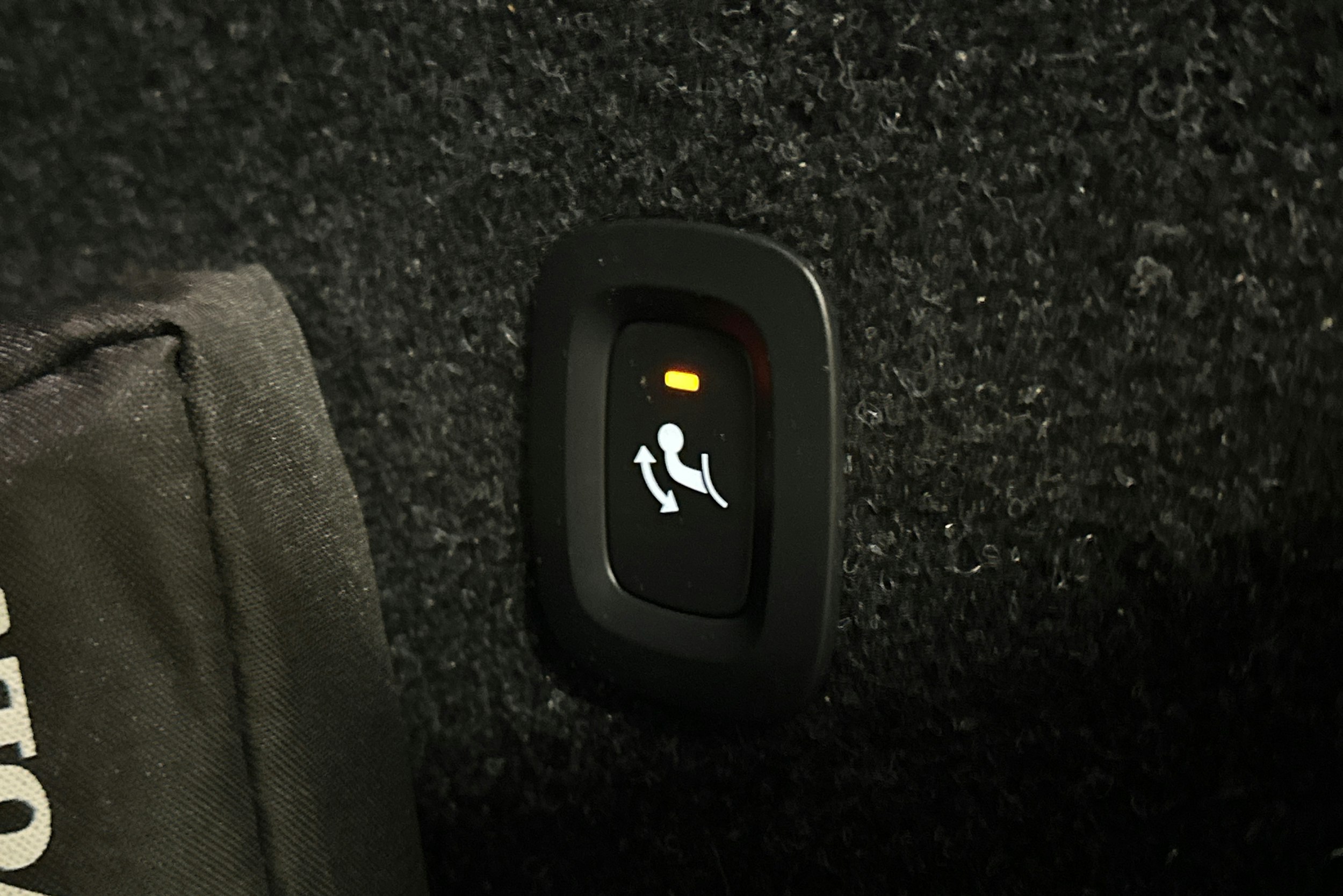 valkoinen Volvo XC40 2022 kuva 13.