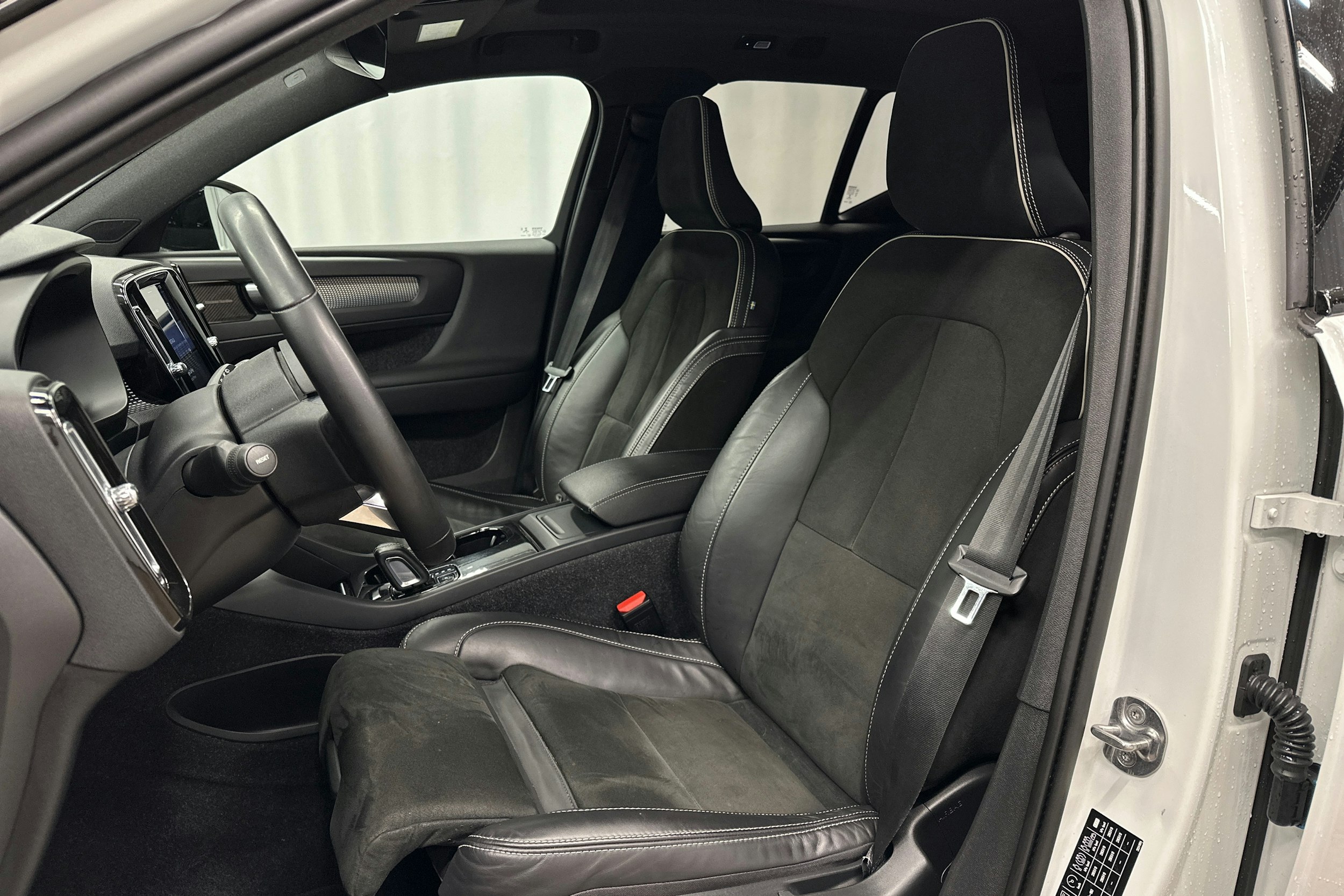 valkoinen Volvo XC40 2022 kuva 14.