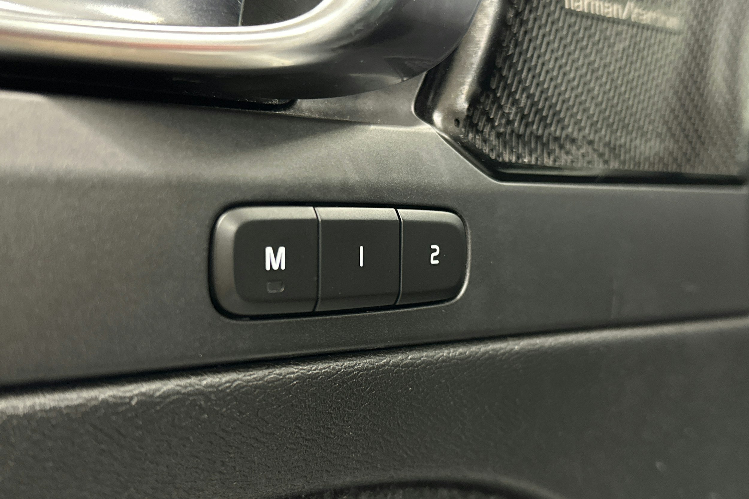 valkoinen Volvo XC40 2022 kuva 16.