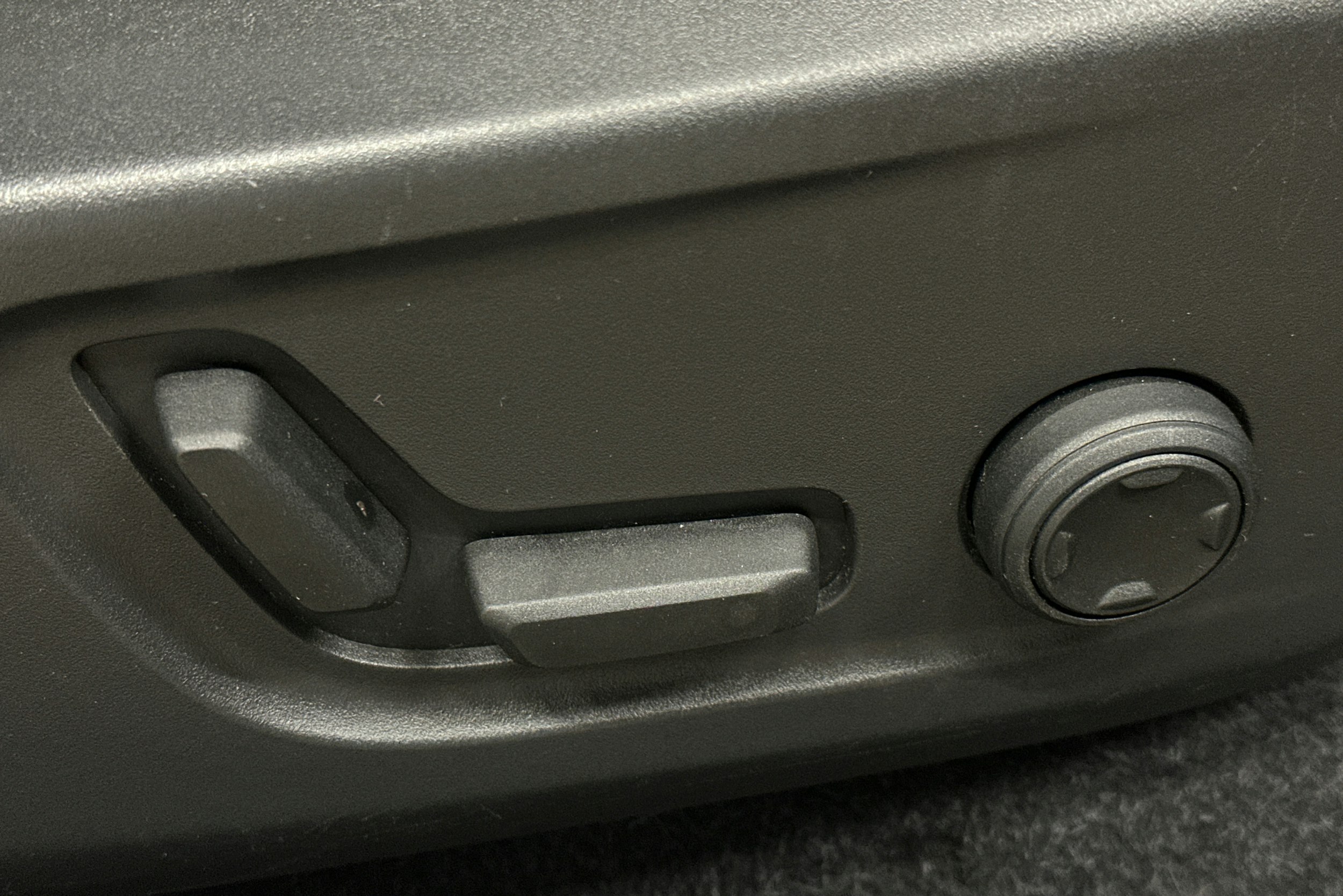 valkoinen Volvo XC40 2022 kuva 17.