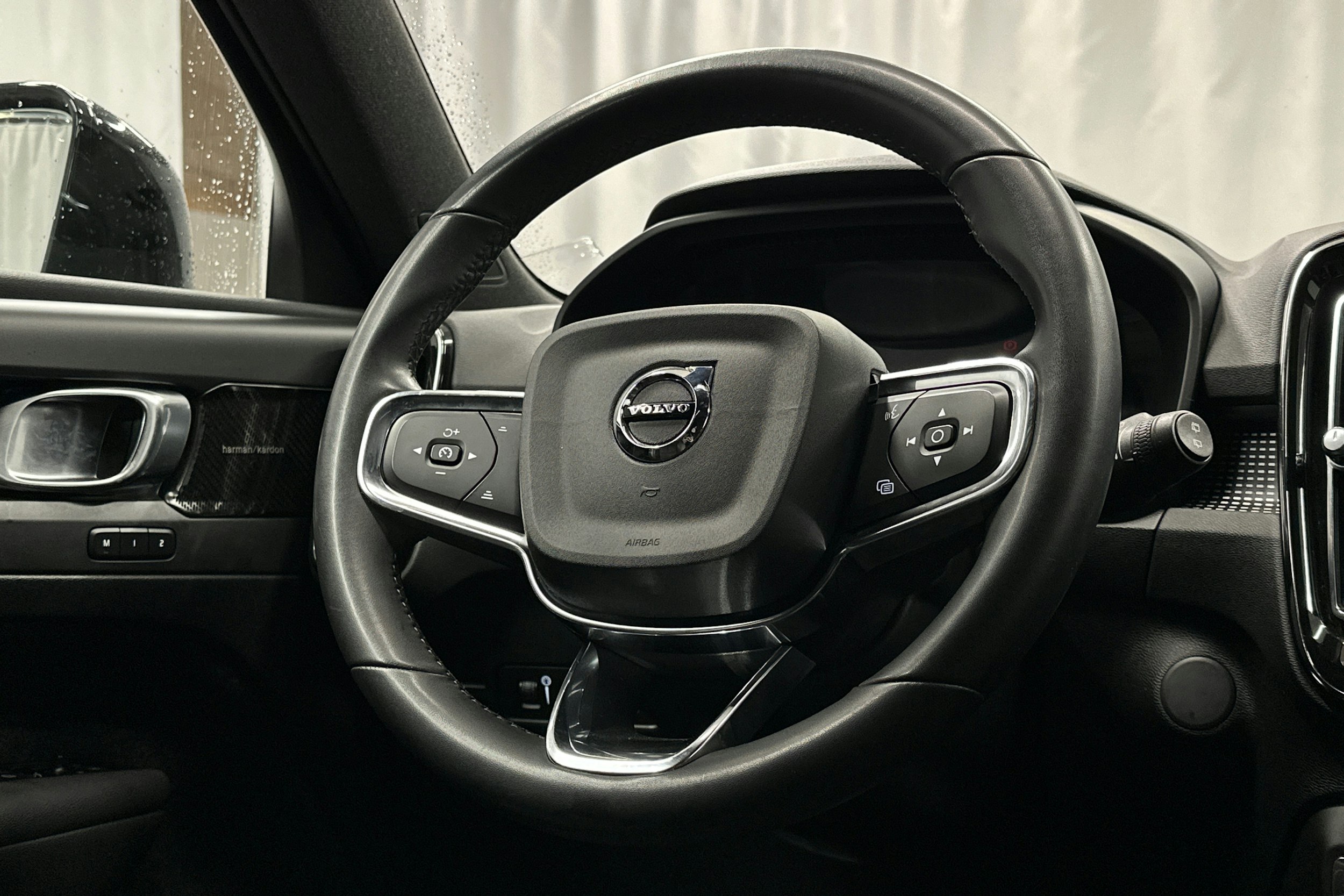 valkoinen Volvo XC40 2022 kuva 18.