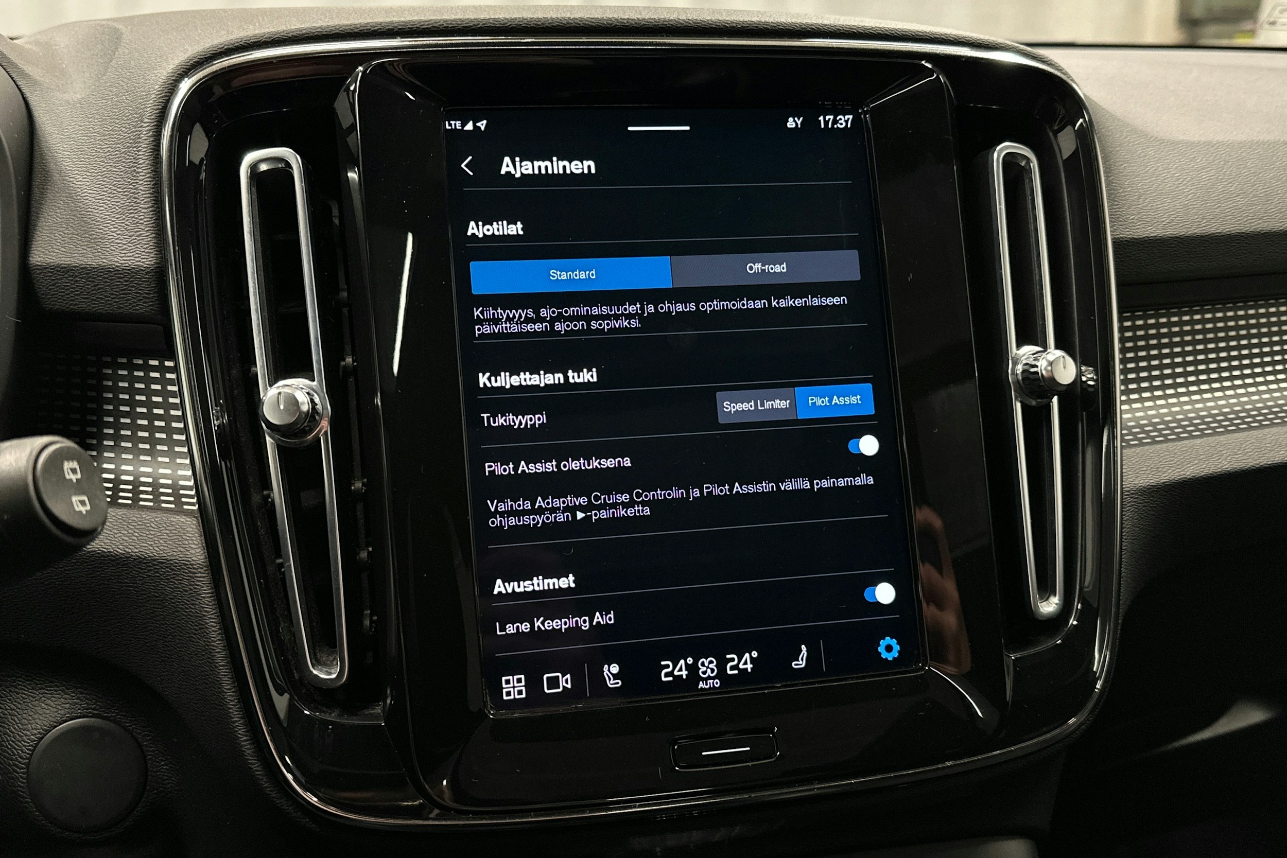 valkoinen Volvo XC40 2022 kuva 24.