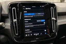 valkoinen Volvo XC40 2022 kuva 24.