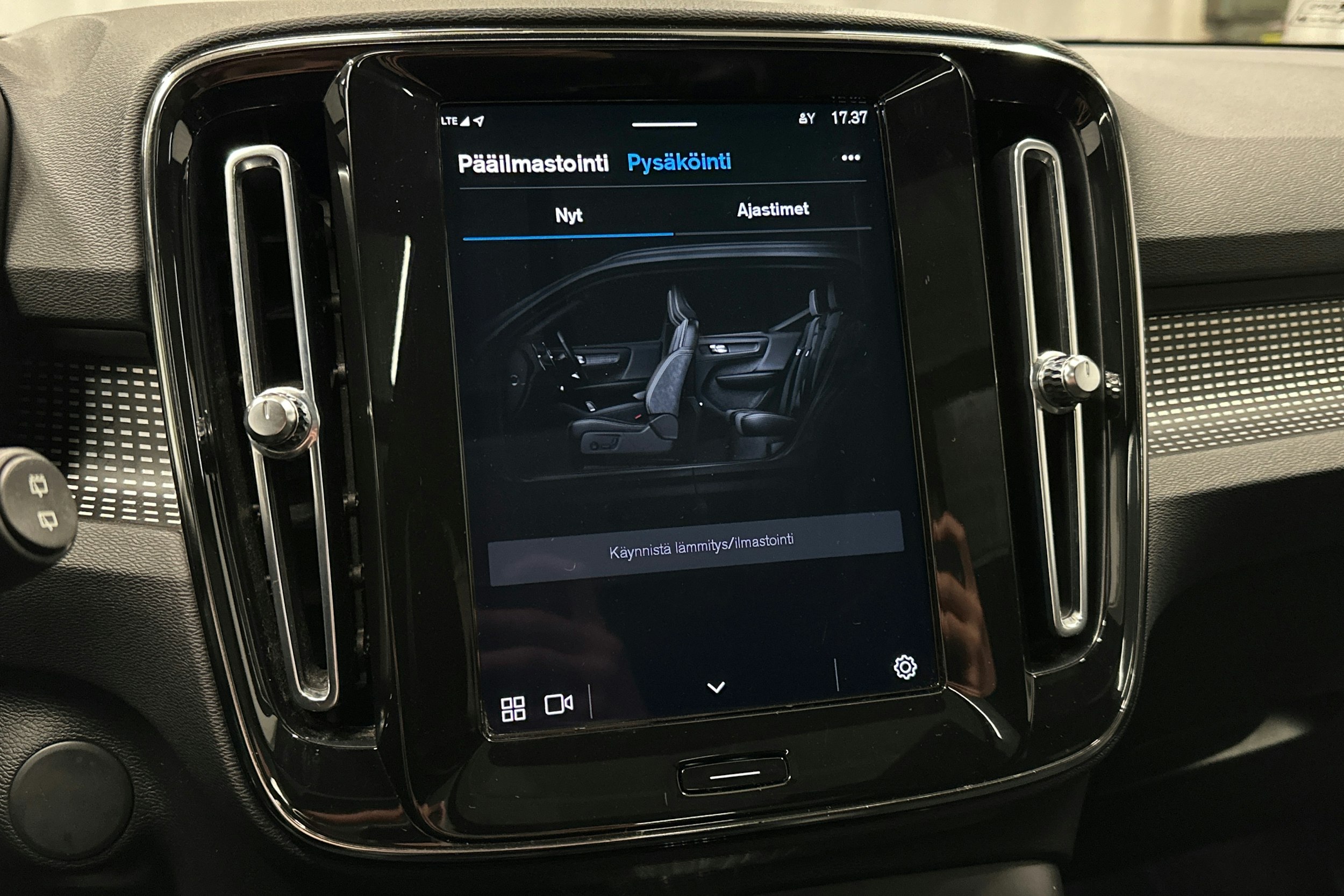 valkoinen Volvo XC40 2022 kuva 26.