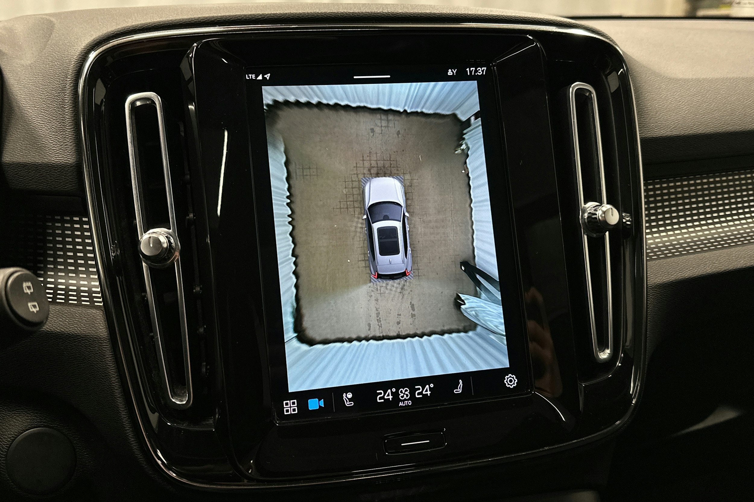 valkoinen Volvo XC40 2022 kuva 27.