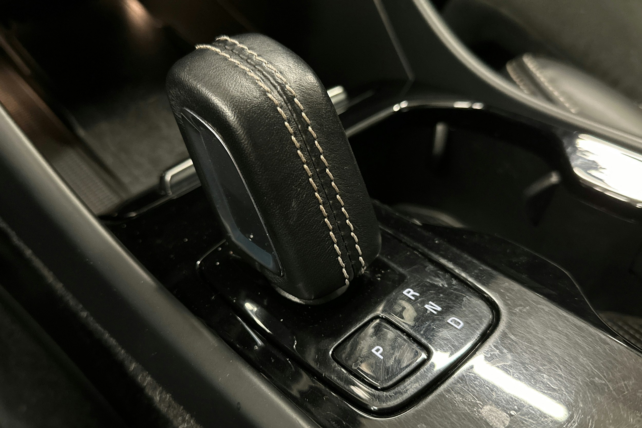 valkoinen Volvo XC40 2022 kuva 28.