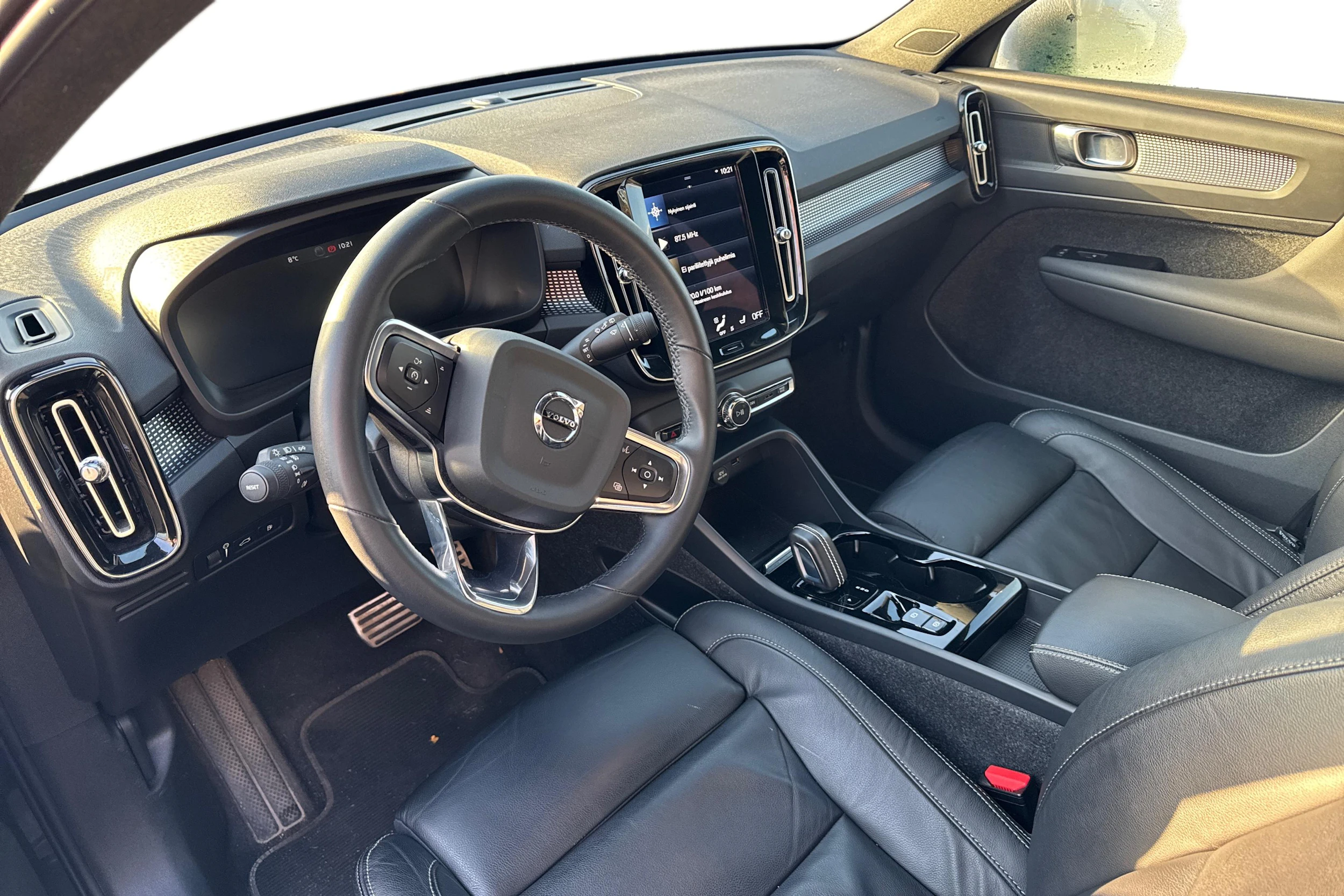 sininen Volvo XC40 2022 kuva 3.