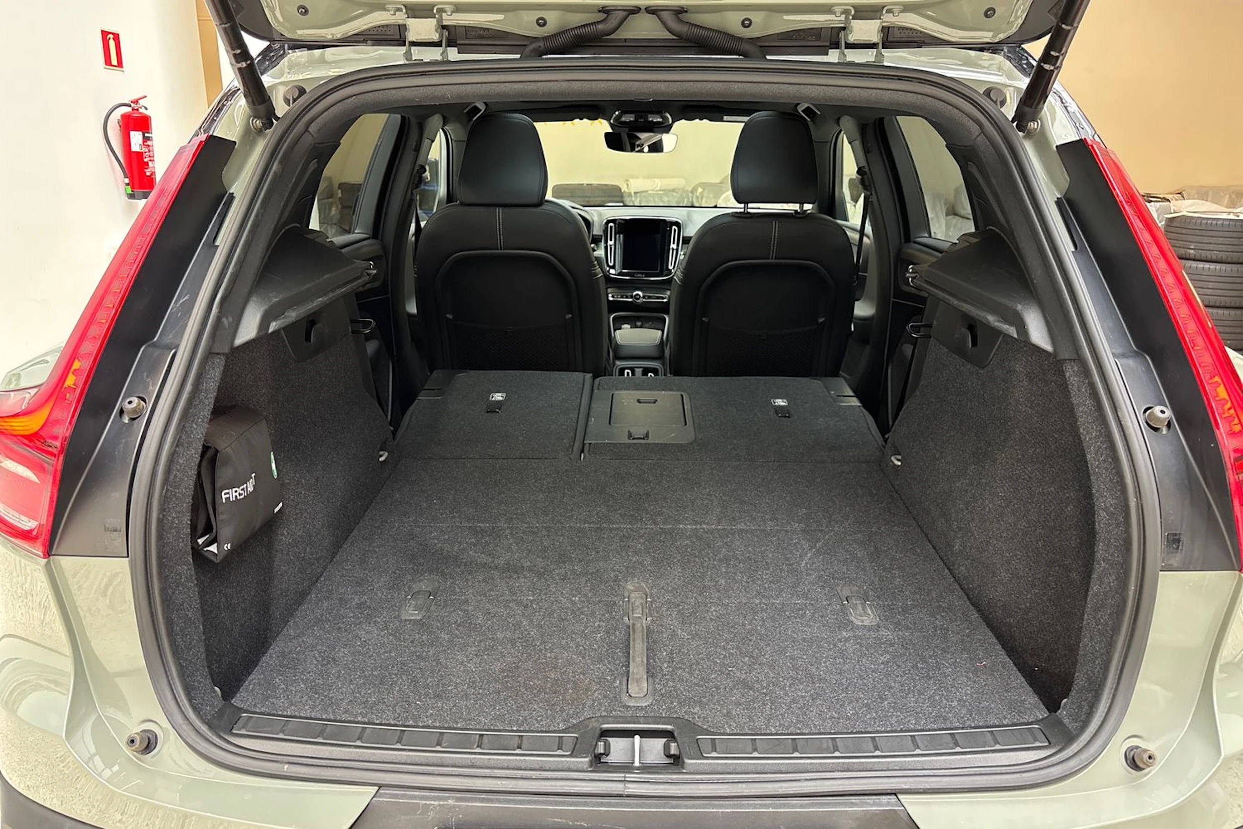 vihreä Volvo XC40 2022 kuva 16.