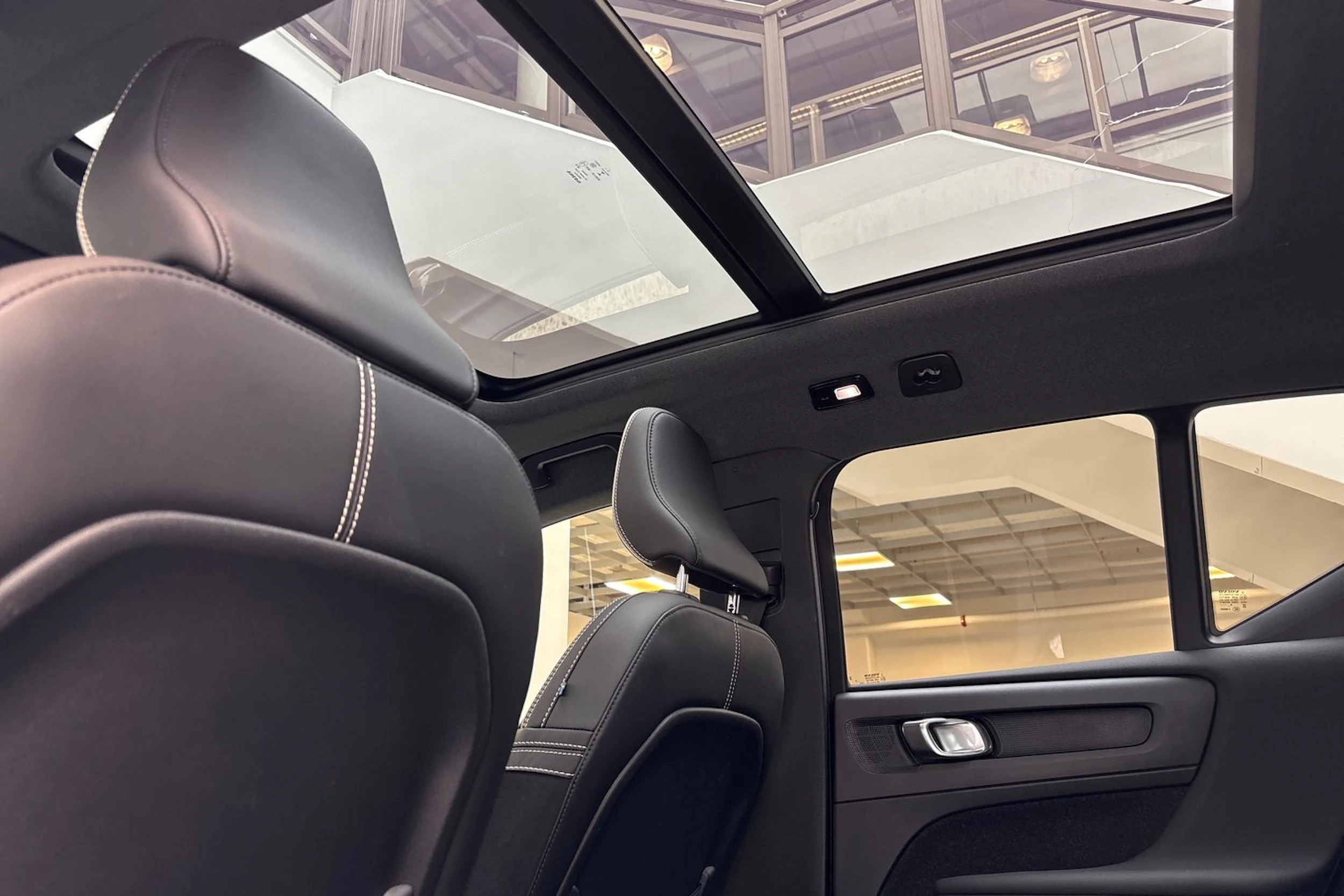 vihreä Volvo XC40 2022 kuva 19.