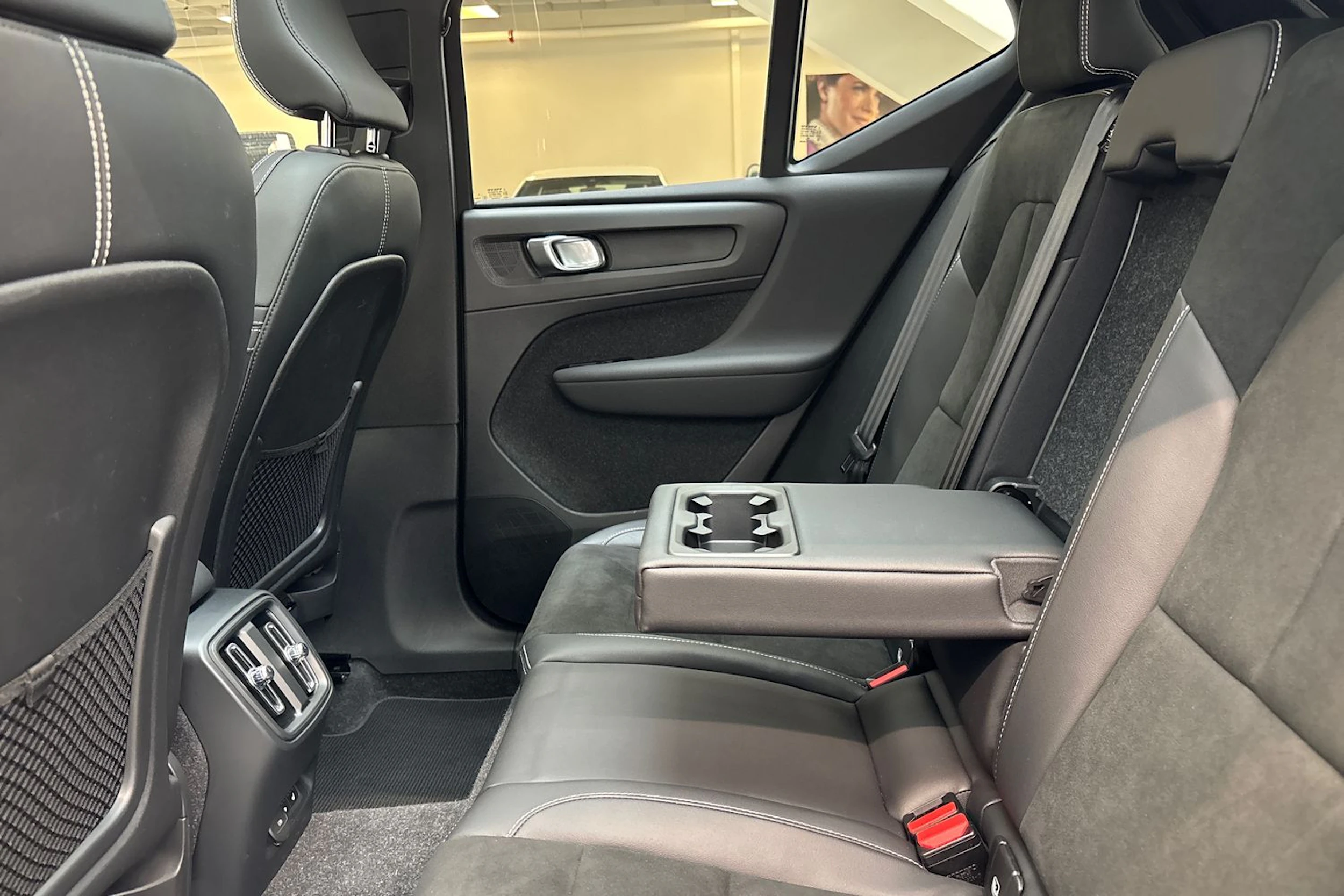 vihreä Volvo XC40 2022 kuva 21.