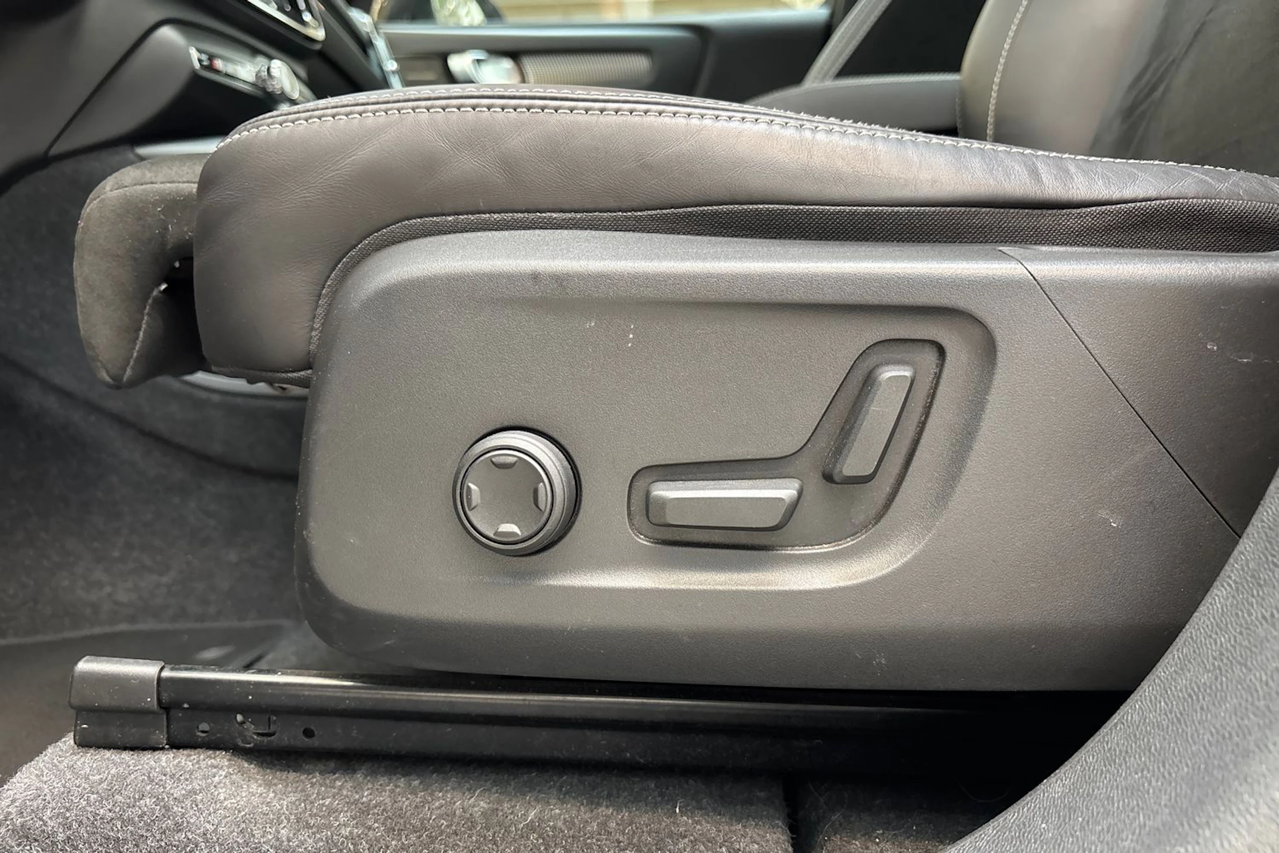 vihreä Volvo XC40 2022 kuva 23.