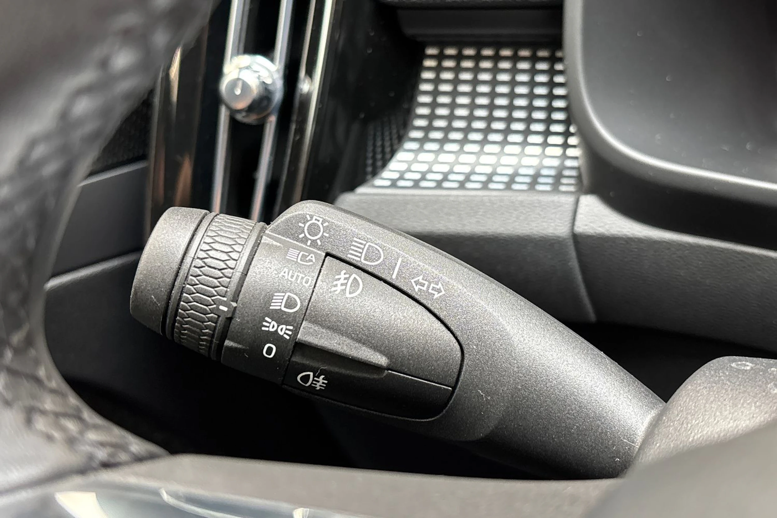 vihreä Volvo XC40 2022 kuva 24.