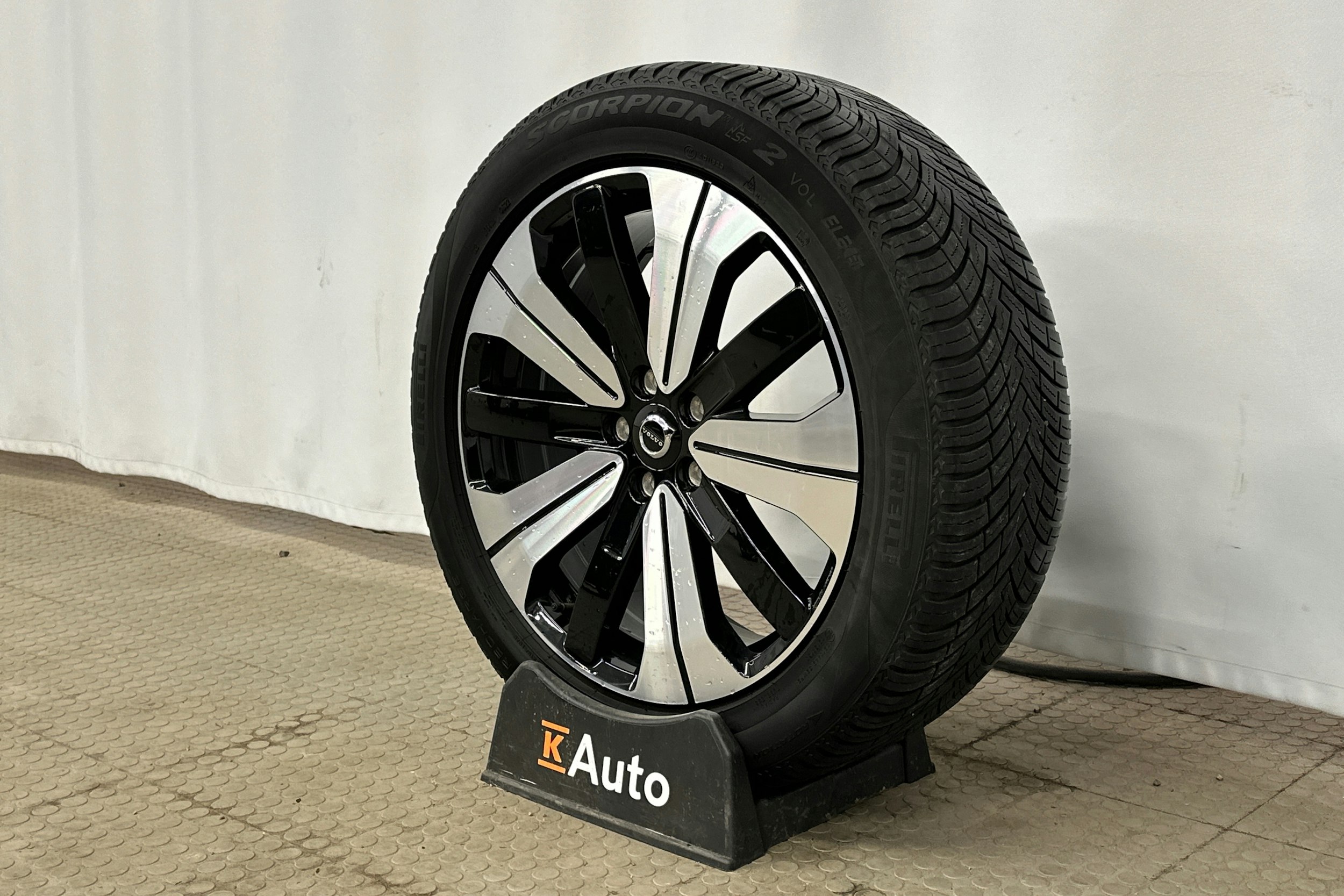 musta Volvo XC40 2023 kuva 13.