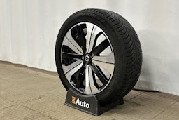 musta Volvo XC40 2023 kuva 13.