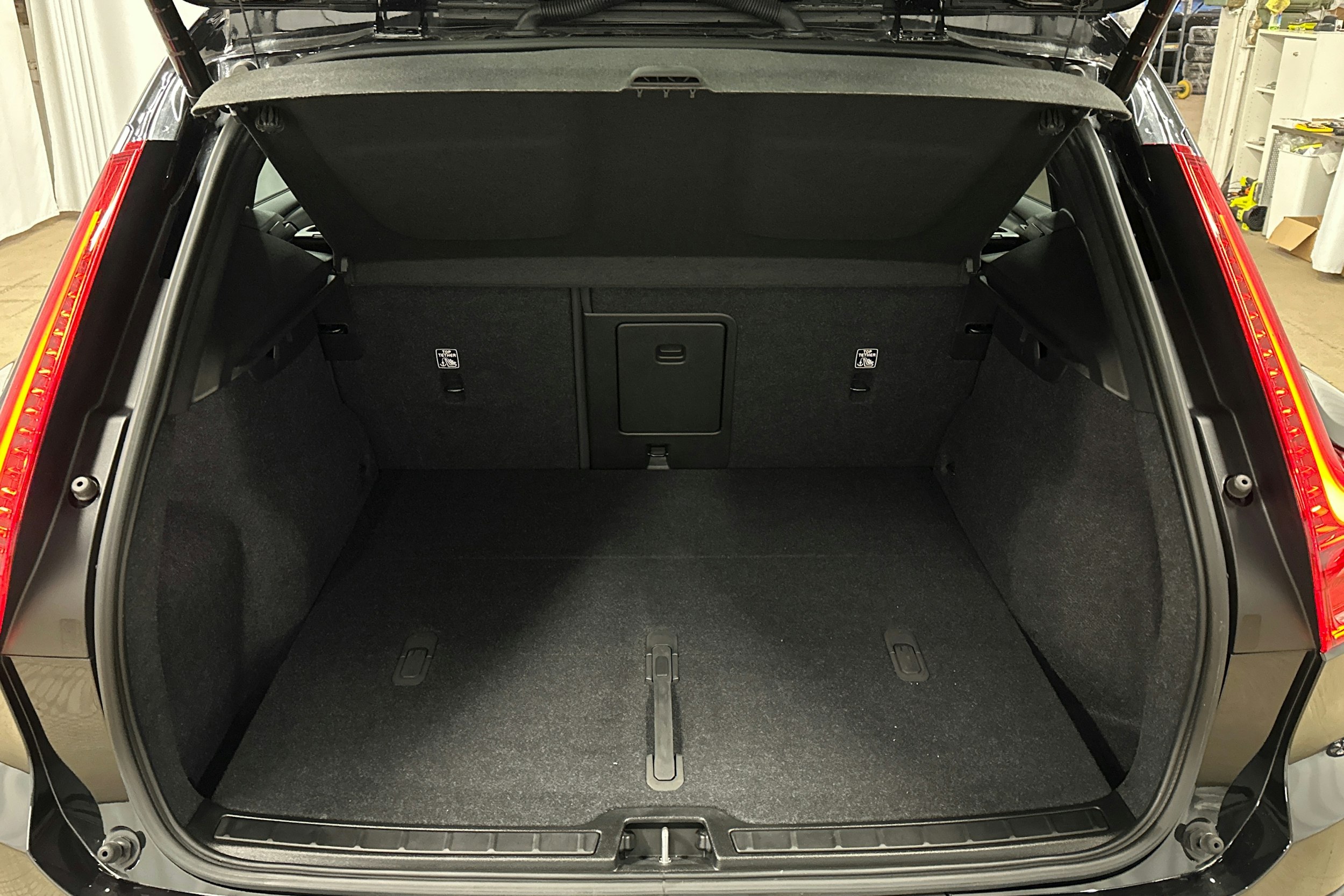 musta Volvo XC40 2023 kuva 14.