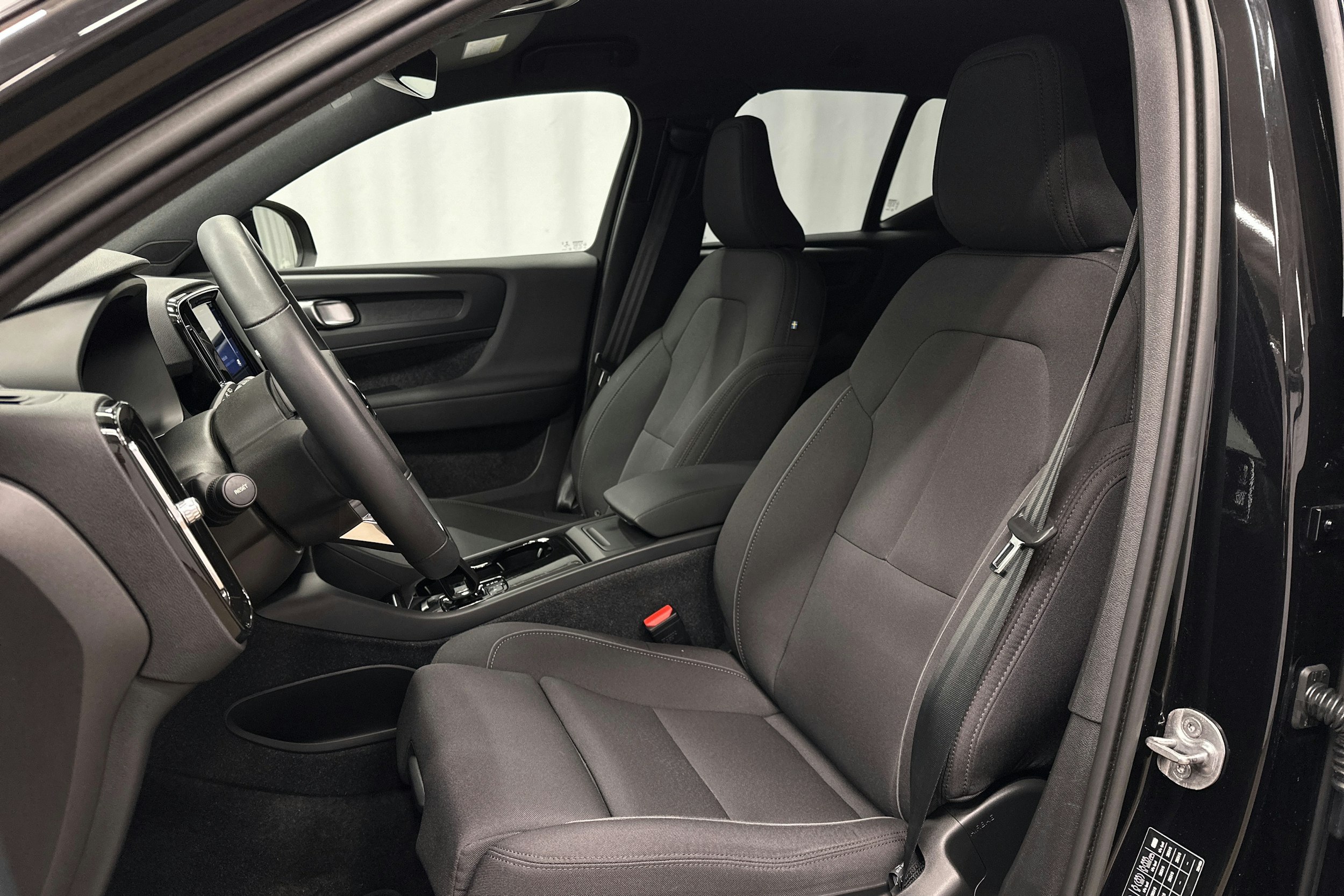 musta Volvo XC40 2023 kuva 17.
