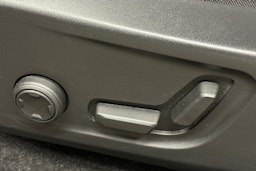 musta Volvo XC40 2023 kuva 18.