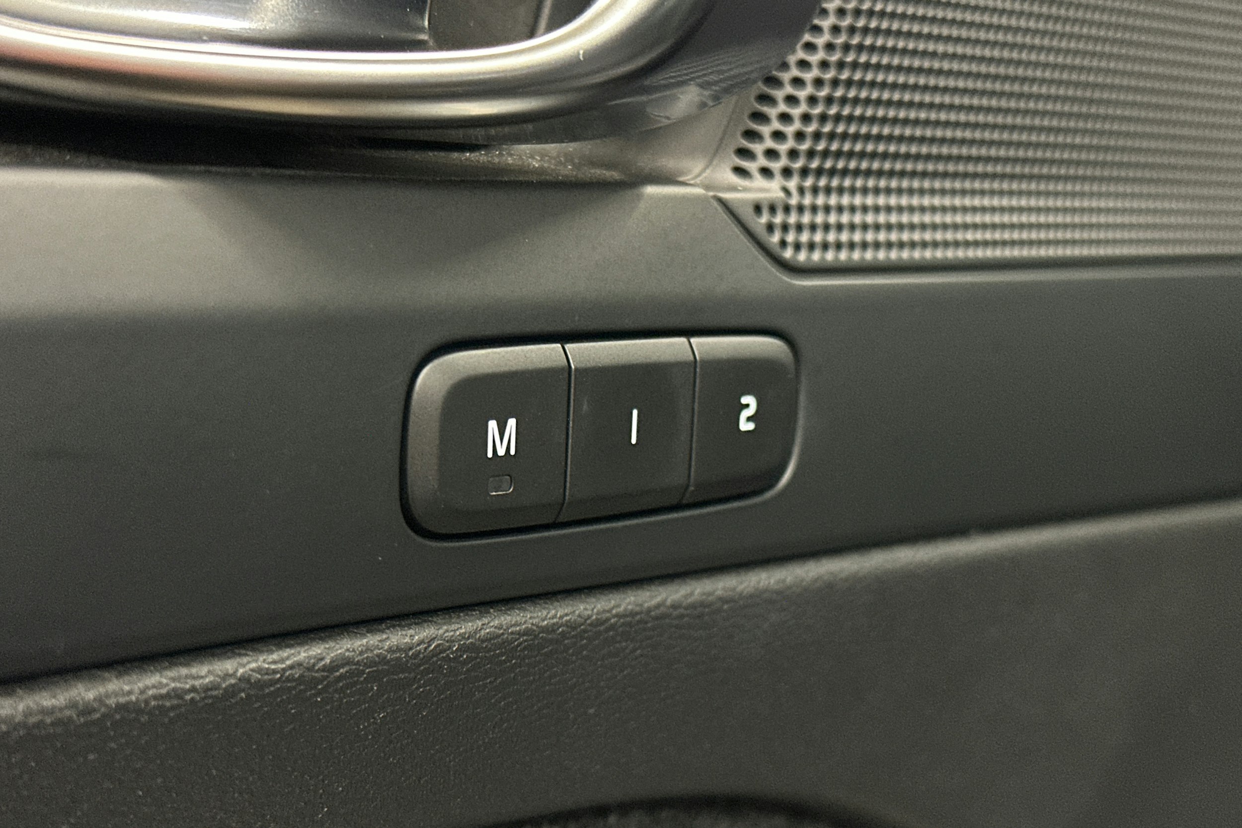 musta Volvo XC40 2023 kuva 19.