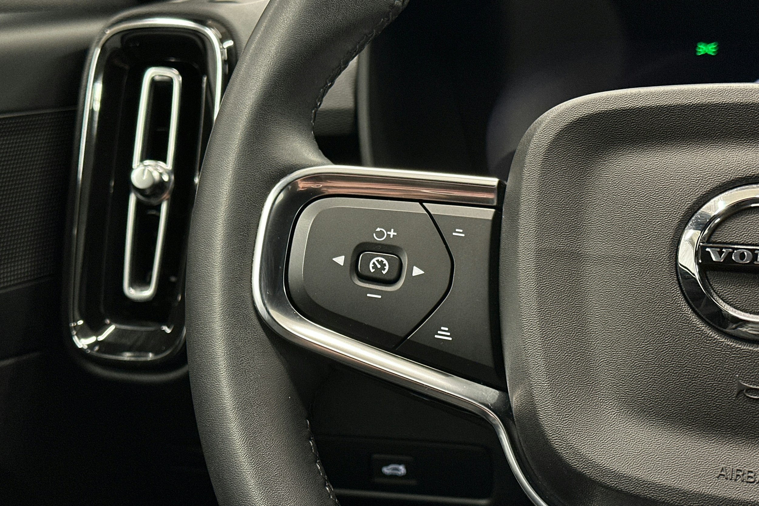 musta Volvo XC40 2023 kuva 21.