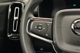 musta Volvo XC40 2023 kuva 21.