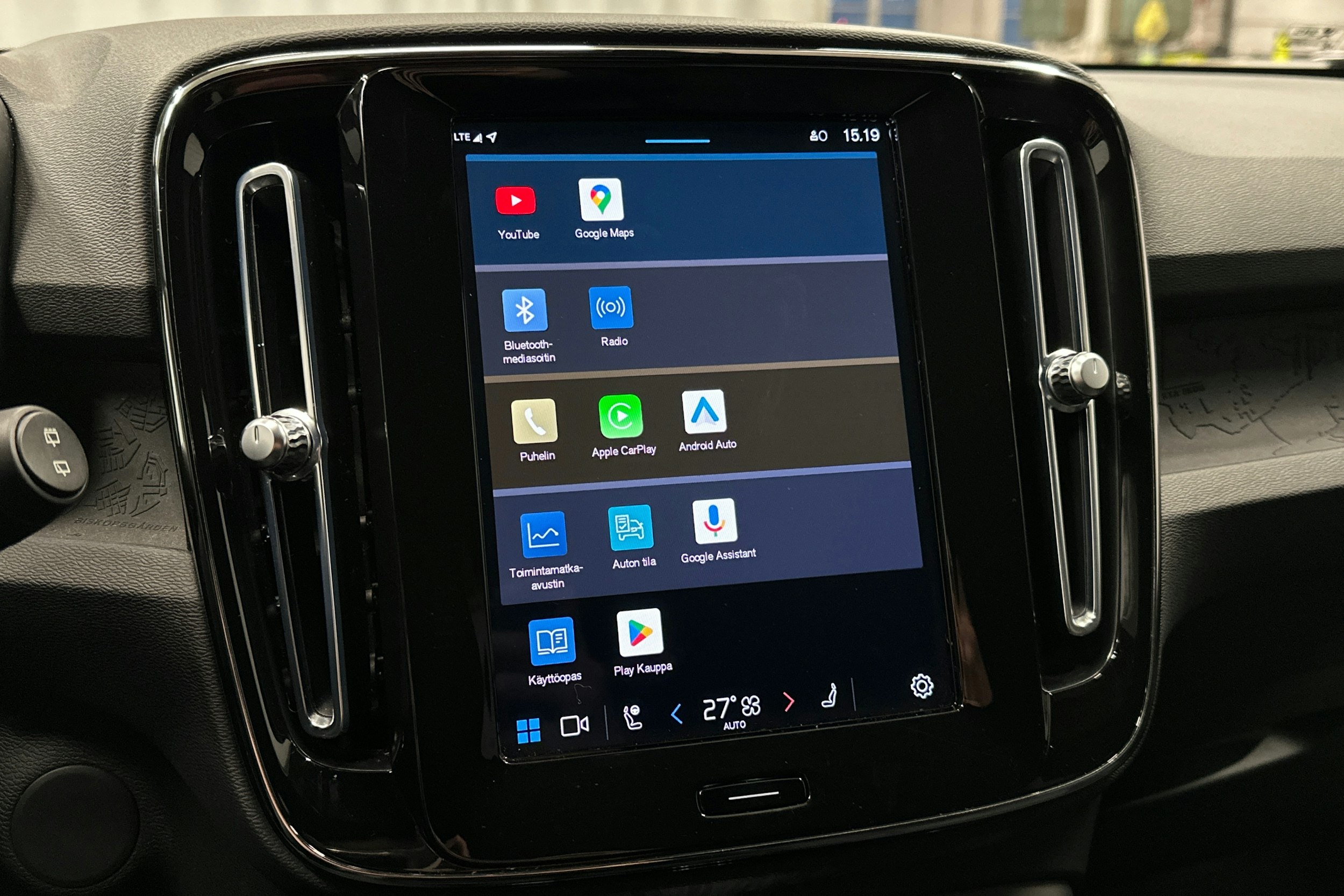 musta Volvo XC40 2023 kuva 24.