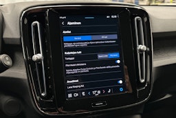 musta Volvo XC40 2023 kuva 25.