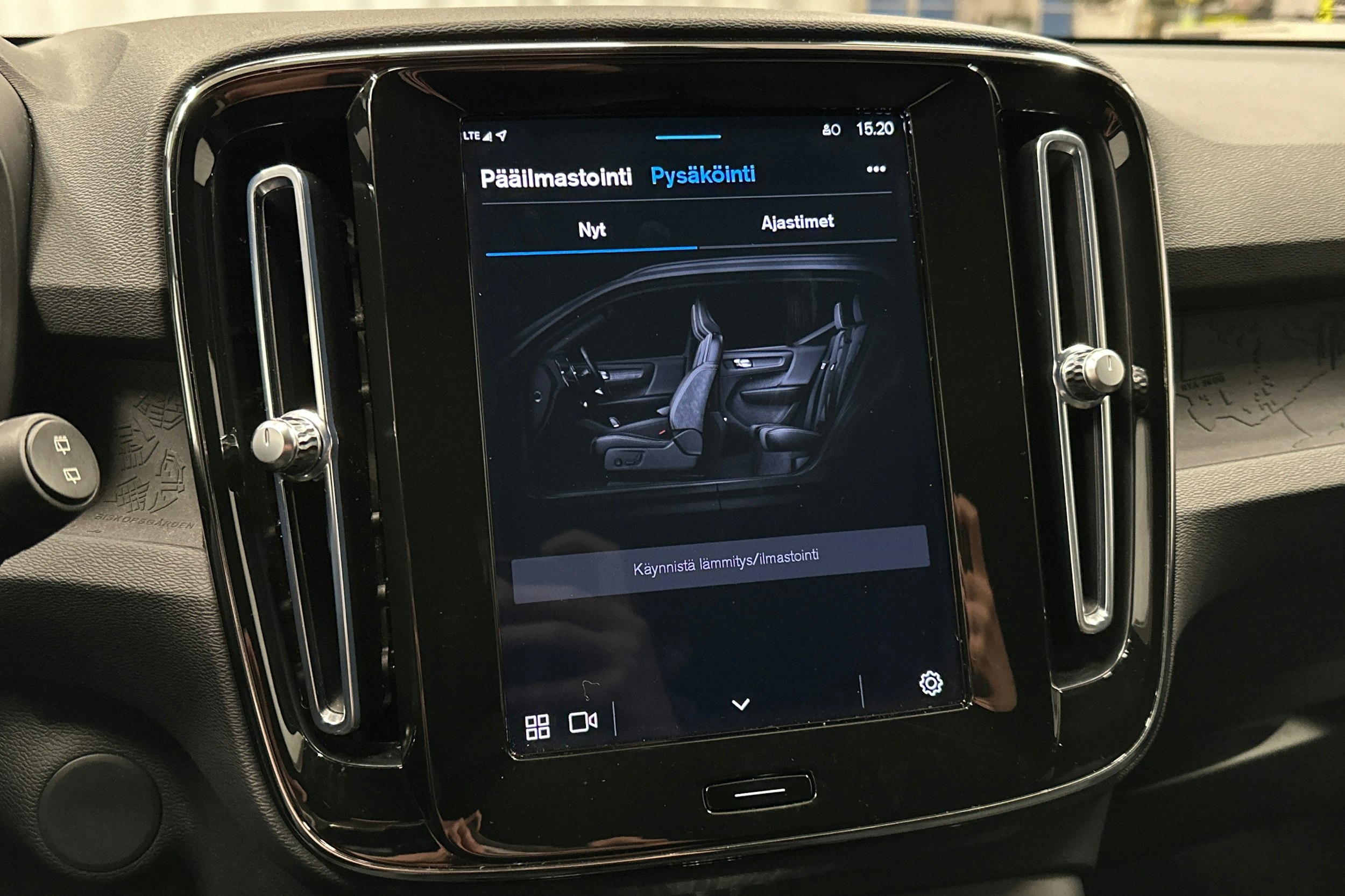 musta Volvo XC40 2023 kuva 27.