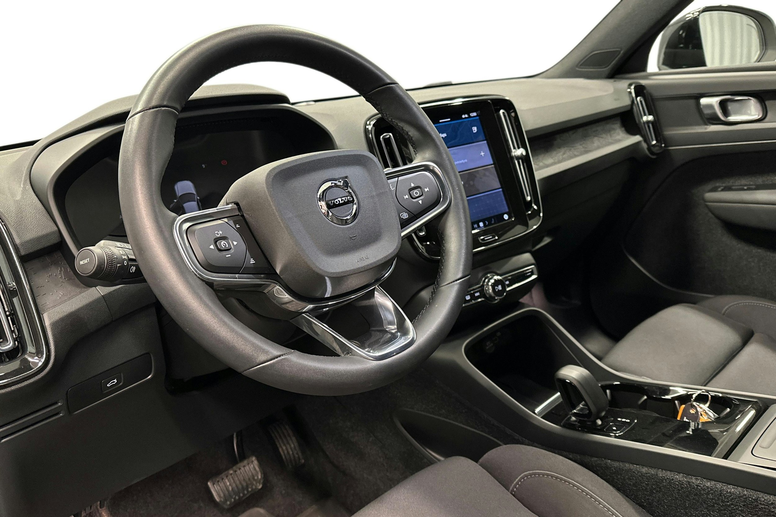 valkoinen Volvo XC40 2022 kuva 7.