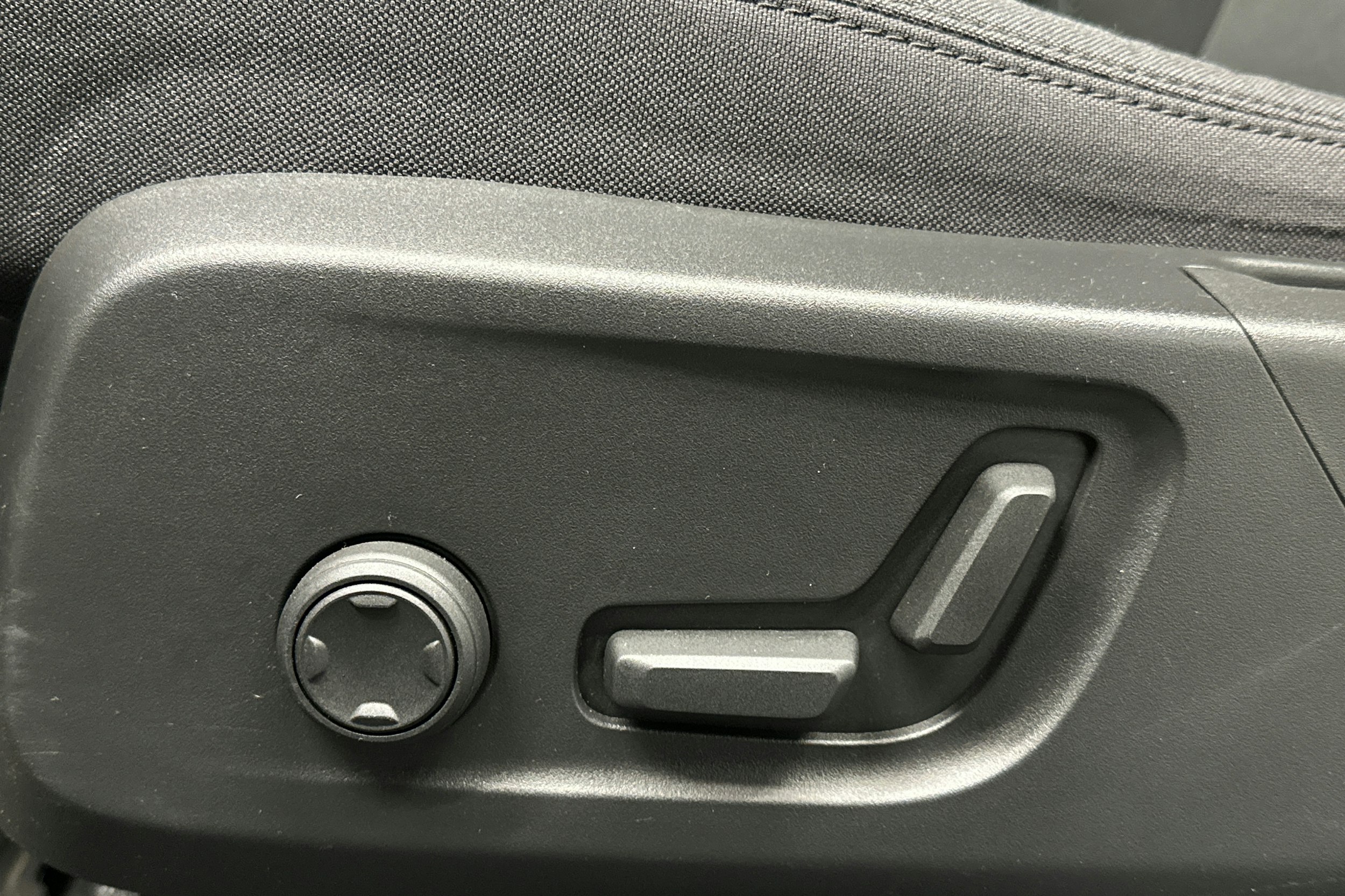 valkoinen Volvo XC40 2022 kuva 14.