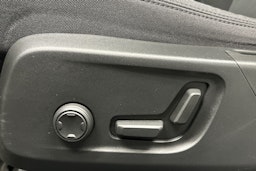 valkoinen Volvo XC40 2022 kuva 14.