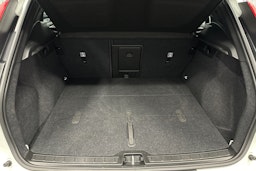 valkoinen Volvo XC40 2022 kuva 16.