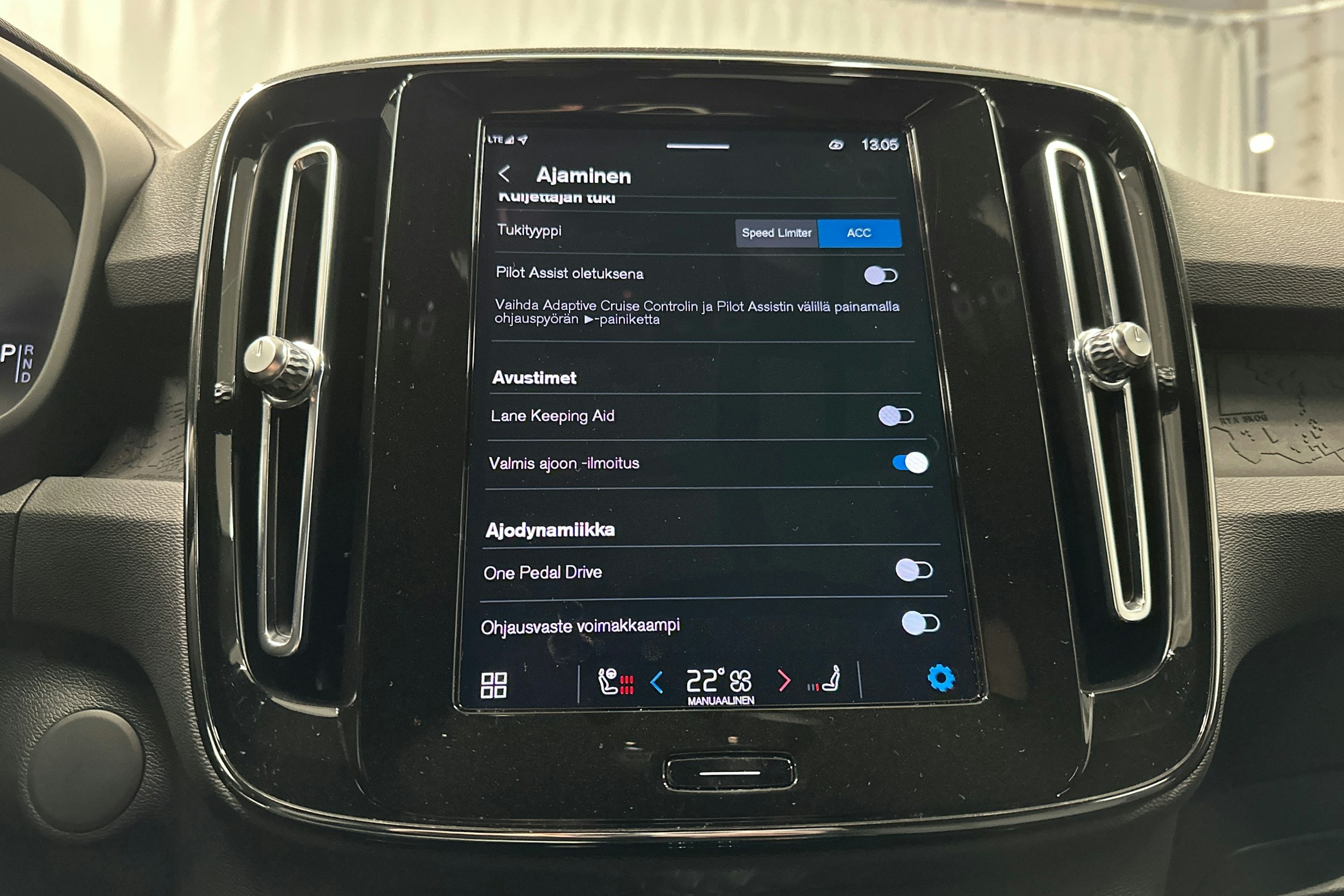 valkoinen Volvo XC40 2022 kuva 27.