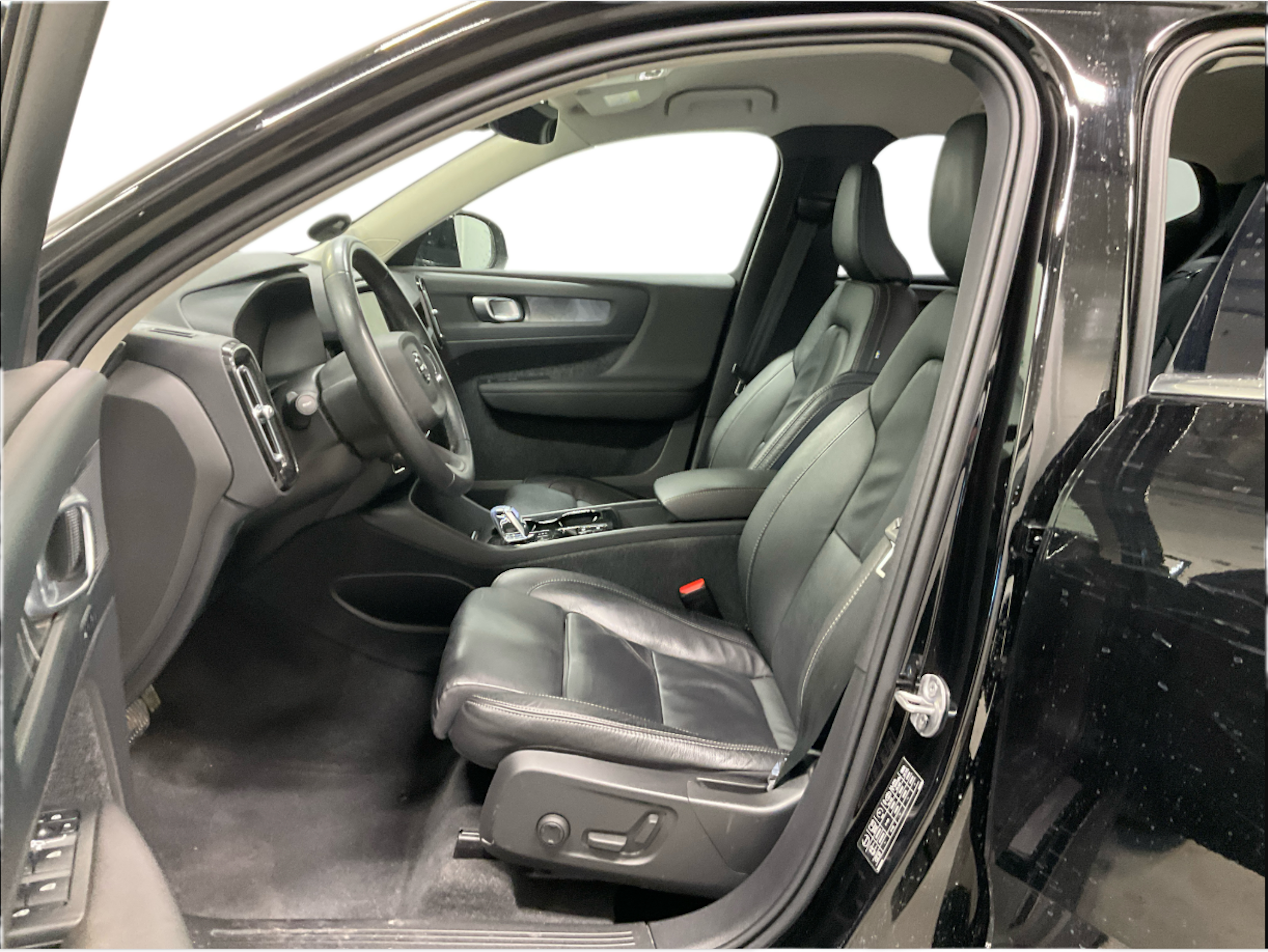 musta Volvo XC40 2023 kuva 3.