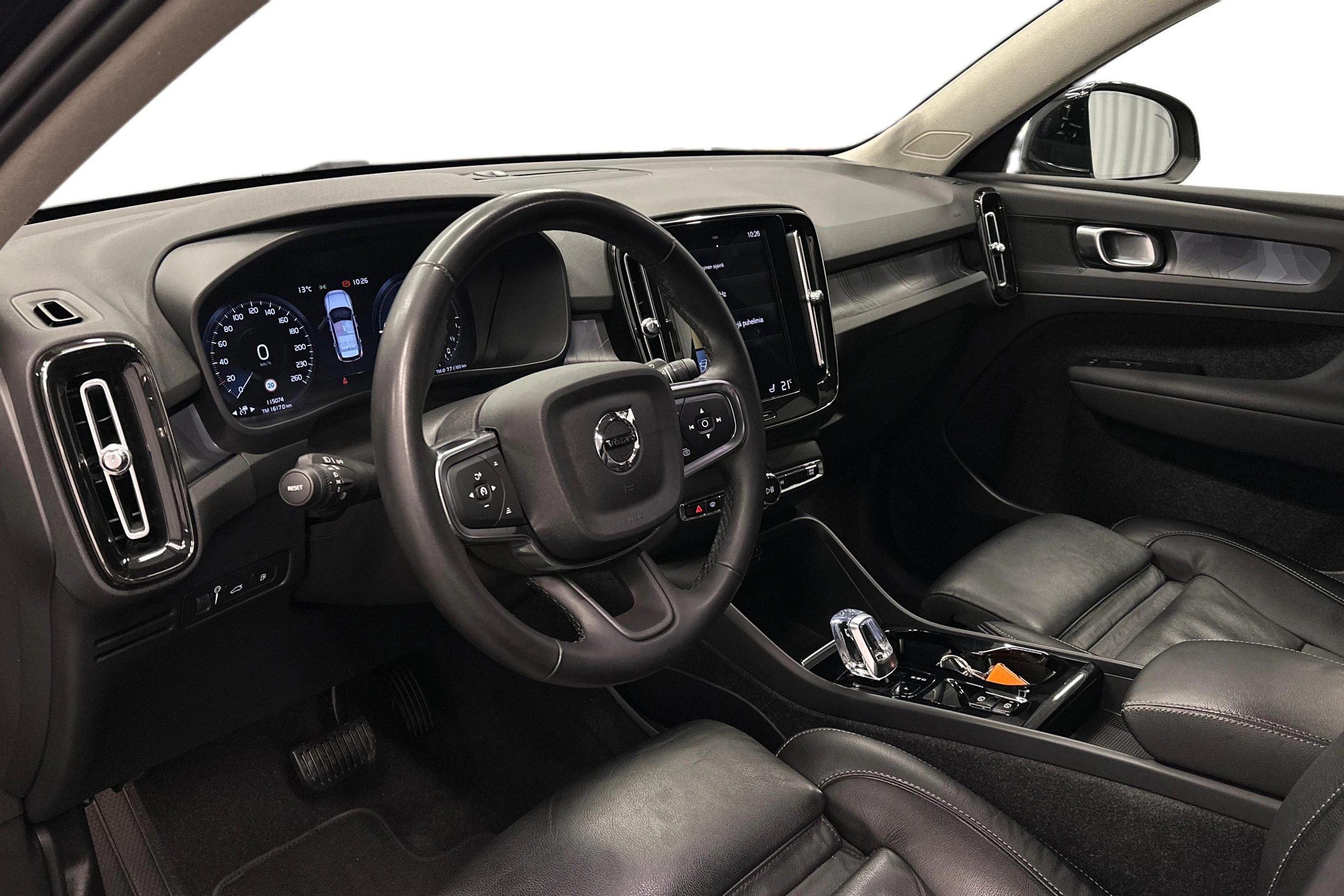 musta Volvo XC40 2023 kuva 6.