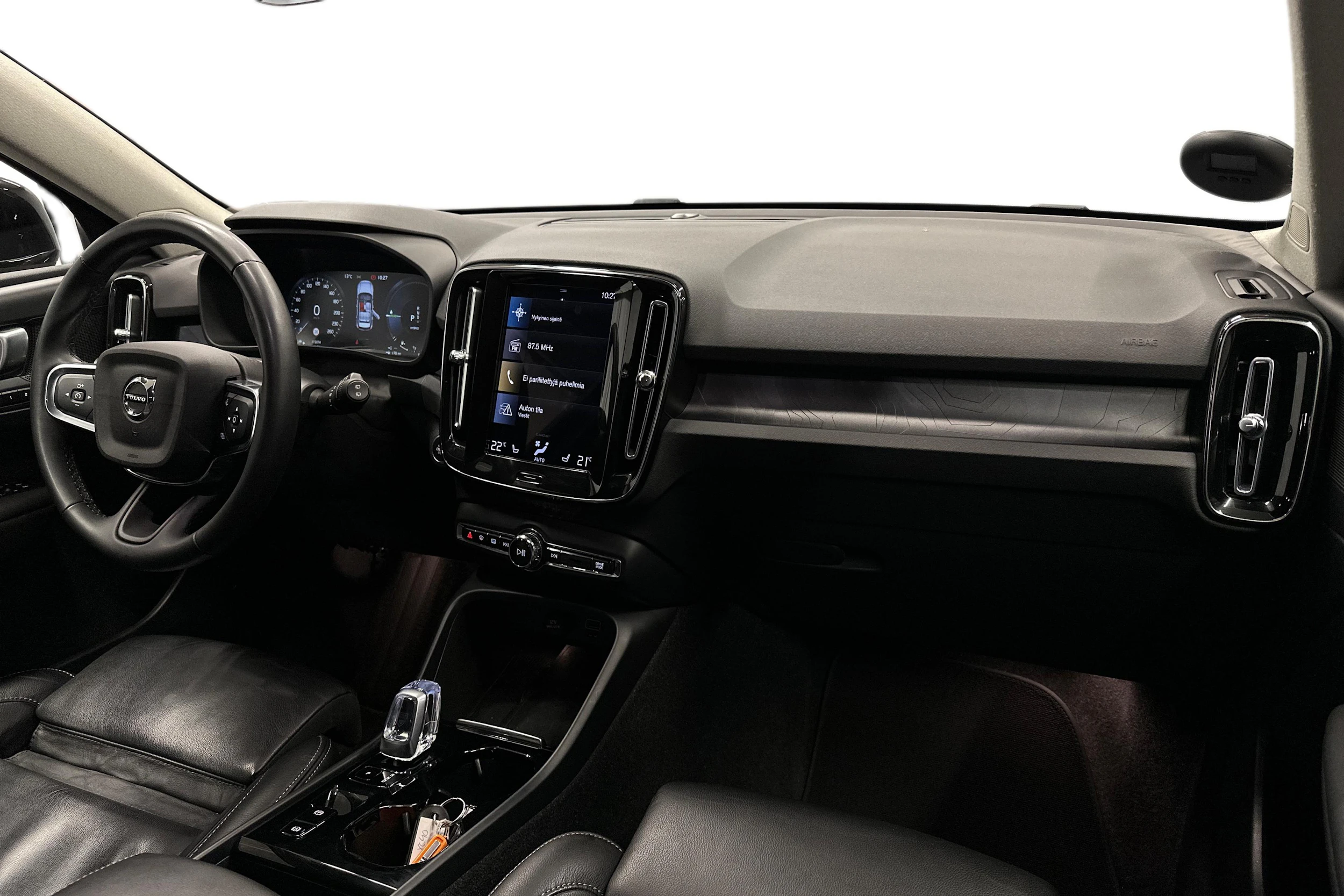 musta Volvo XC40 2023 kuva 7.