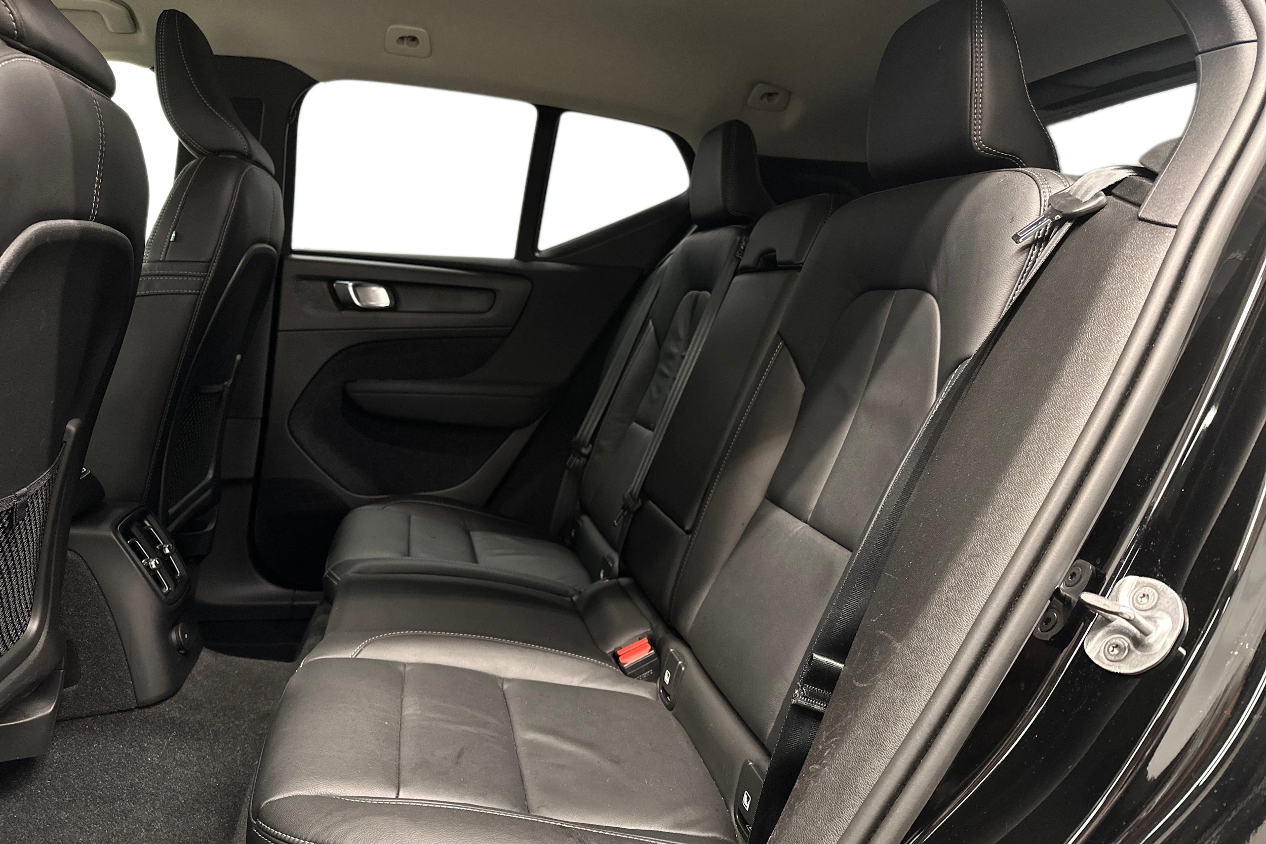 musta Volvo XC40 2023 kuva 8.