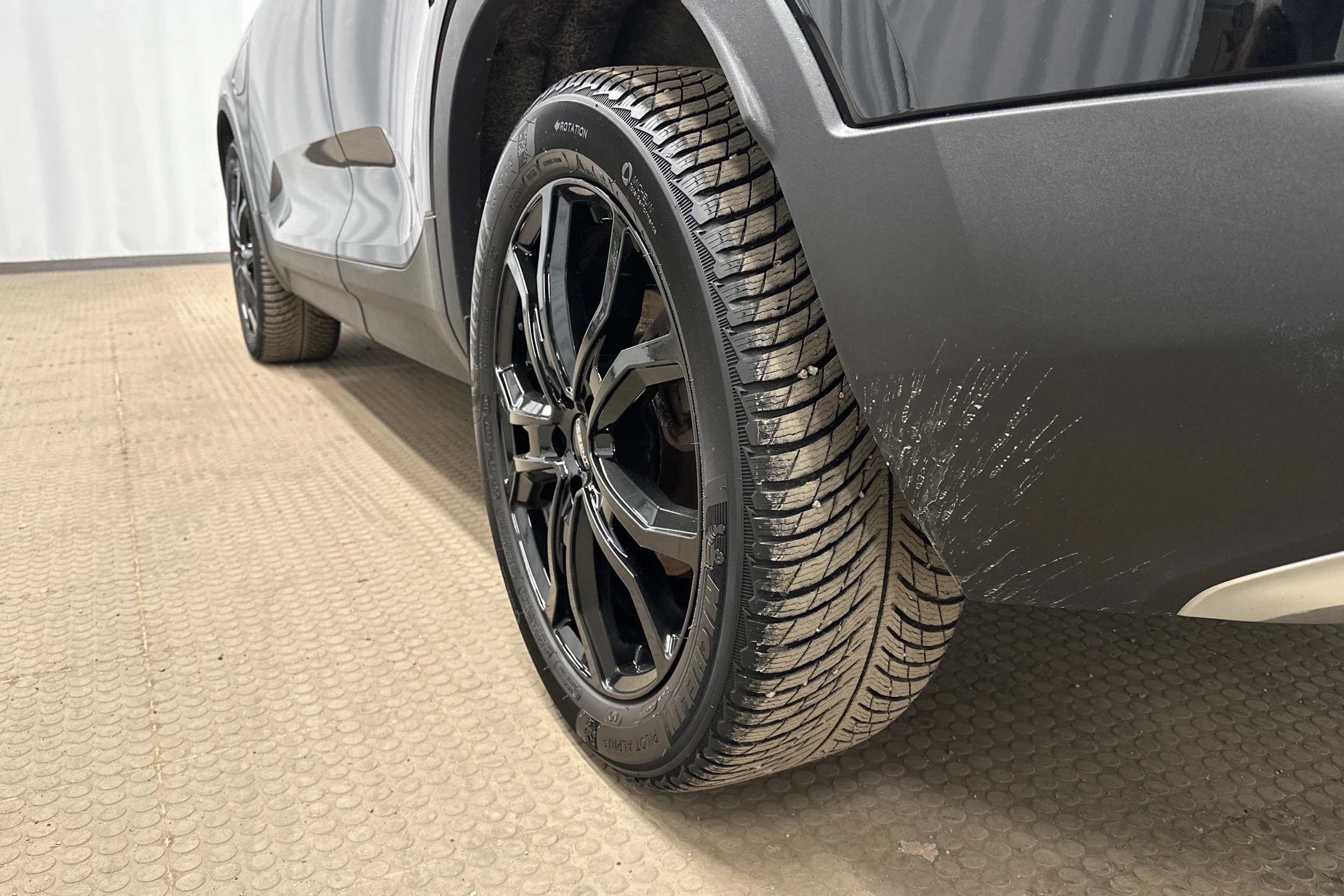 musta Volvo XC40 2023 kuva 10.