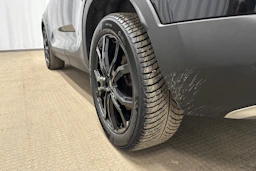 musta Volvo XC40 2023 kuva 10.