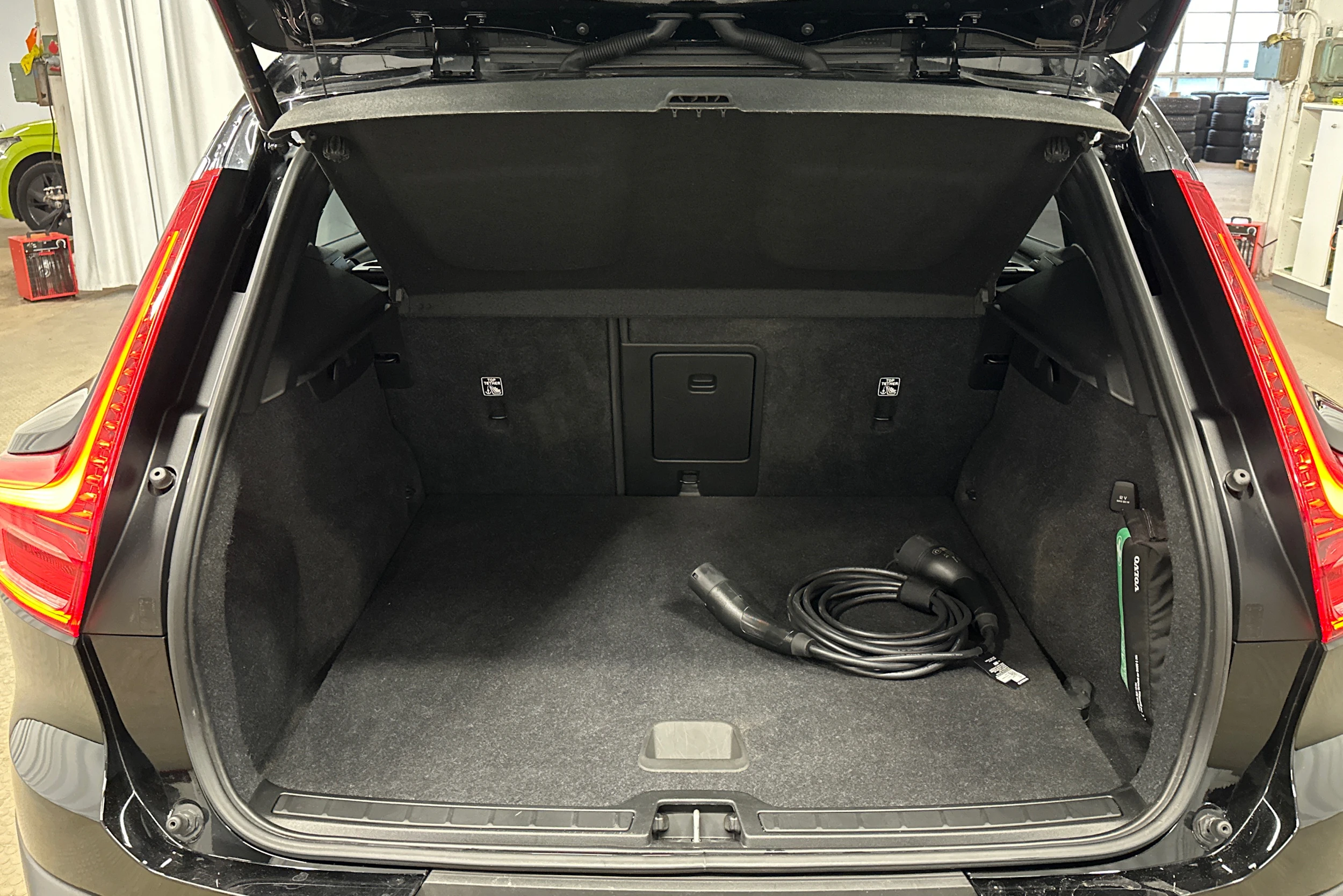 musta Volvo XC40 2023 kuva 11.