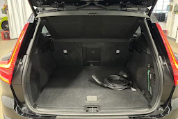 musta Volvo XC40 2023 kuva 11.