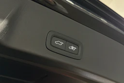 musta Volvo XC40 2023 kuva 12.