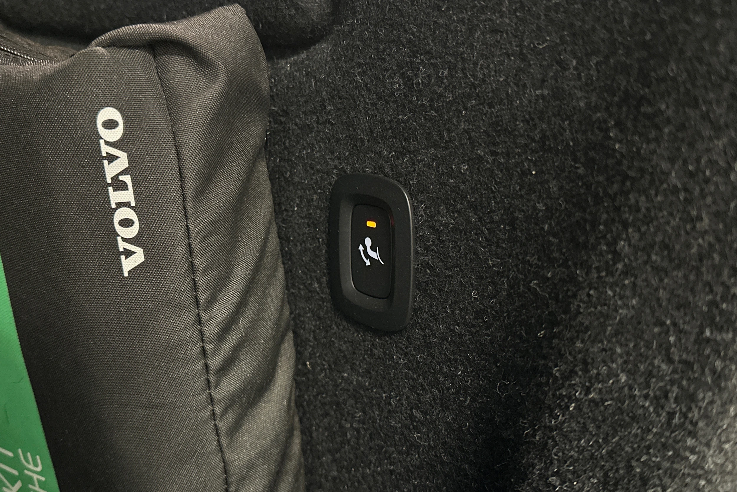 musta Volvo XC40 2023 kuva 13.