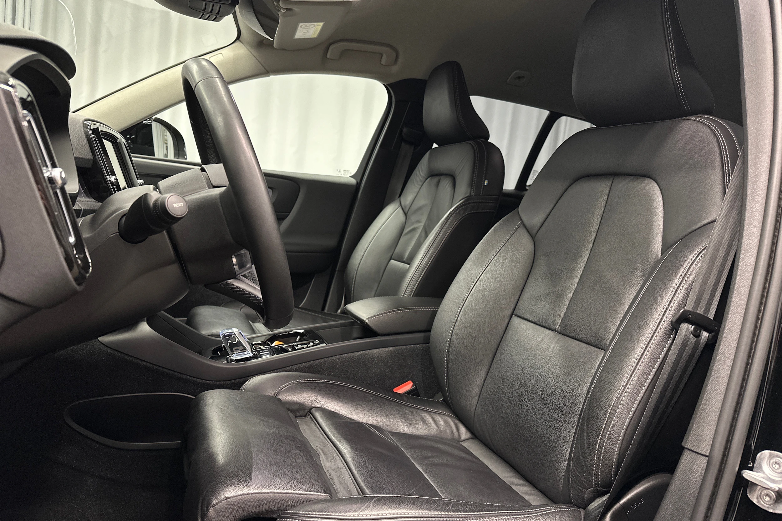 musta Volvo XC40 2023 kuva 14.