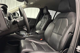 musta Volvo XC40 2023 kuva 14.