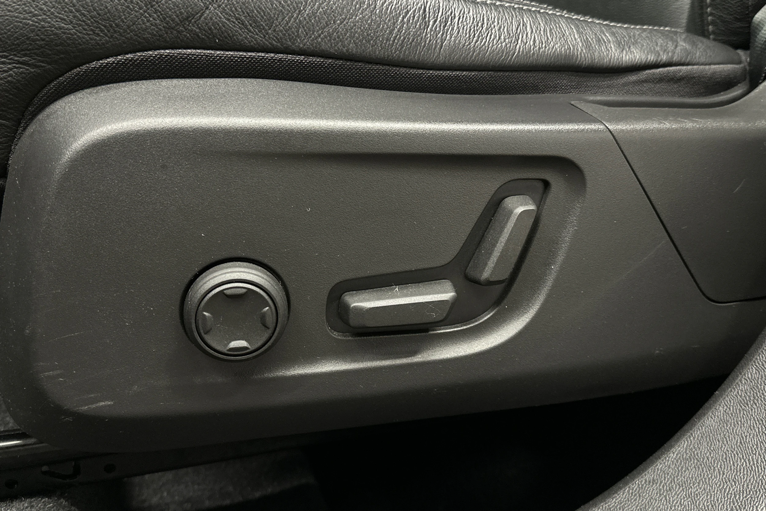 musta Volvo XC40 2023 kuva 15.